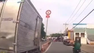 Ôtô húc gãy biển báo khiến người đi xe máy ngã xuống đường