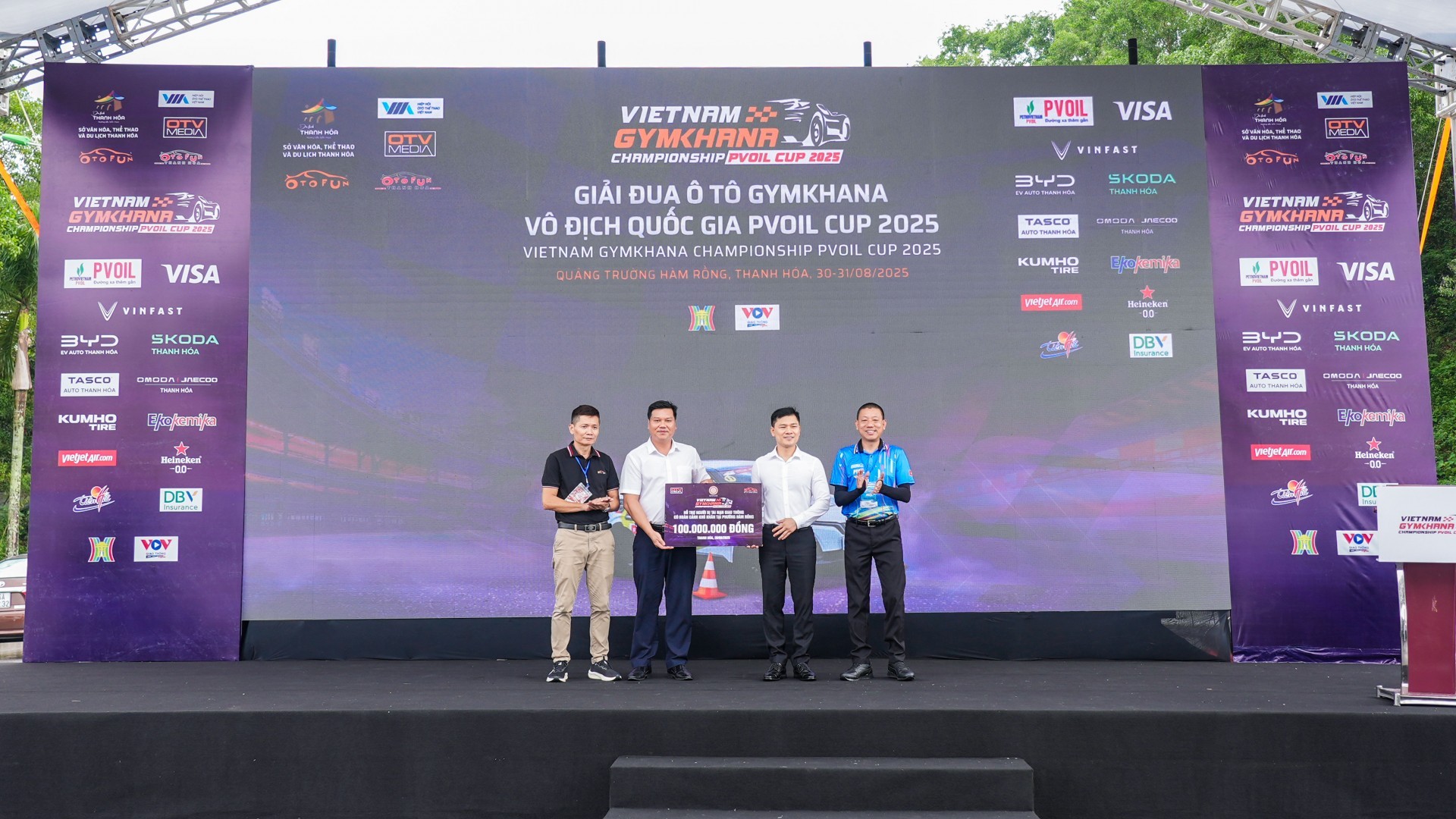 Trao tặng 100 triệu đồng cho Thanh Hóa tại Lễ Khai mạc PVOIL VGC 2025