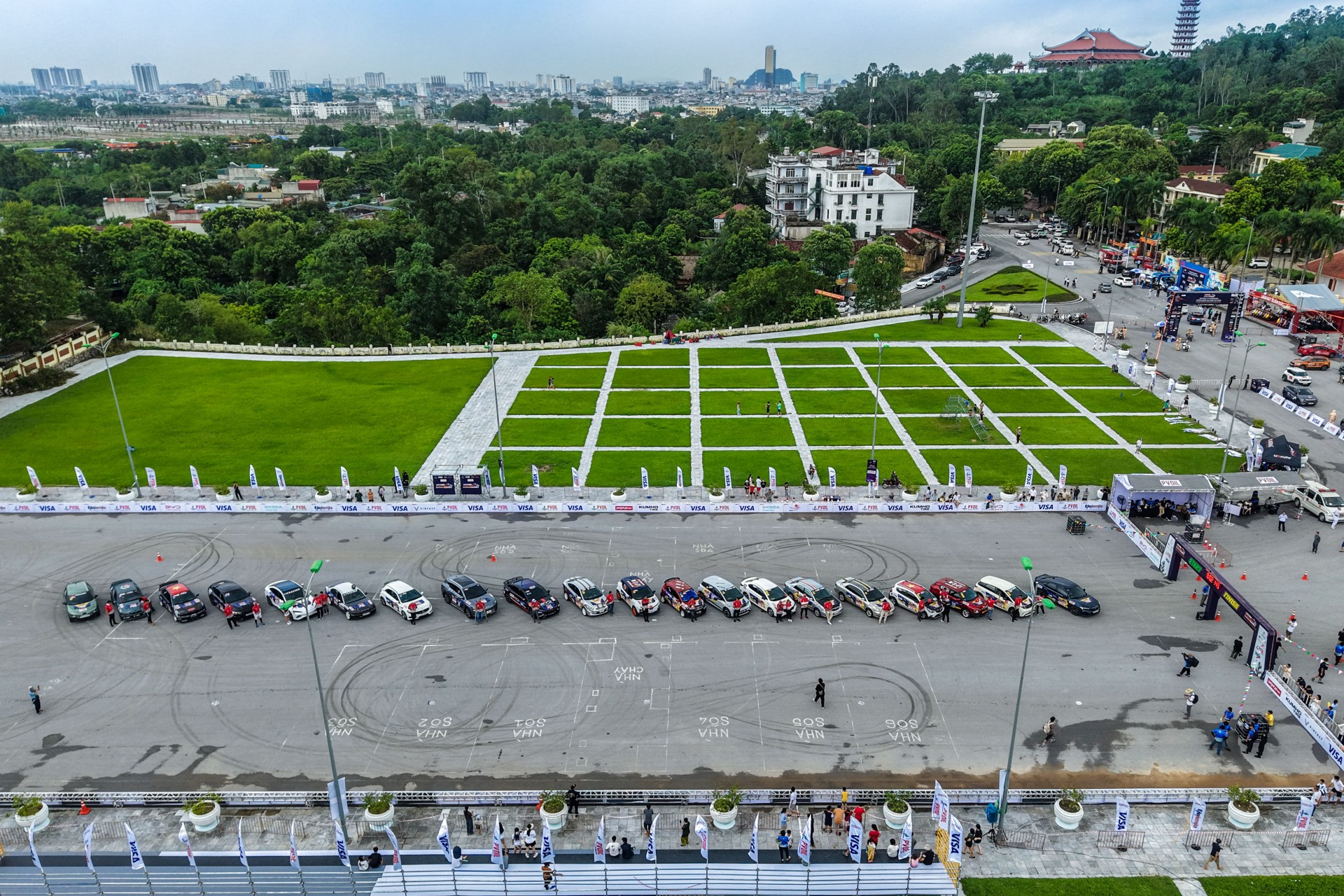Diễu hành ô tô vinh danh các tay đua tham dự chung kết PVOIL VGC 2025 Diễu hành ô tô vinh danh các tay đua tham dự chung kết PVOIL VGC 2025