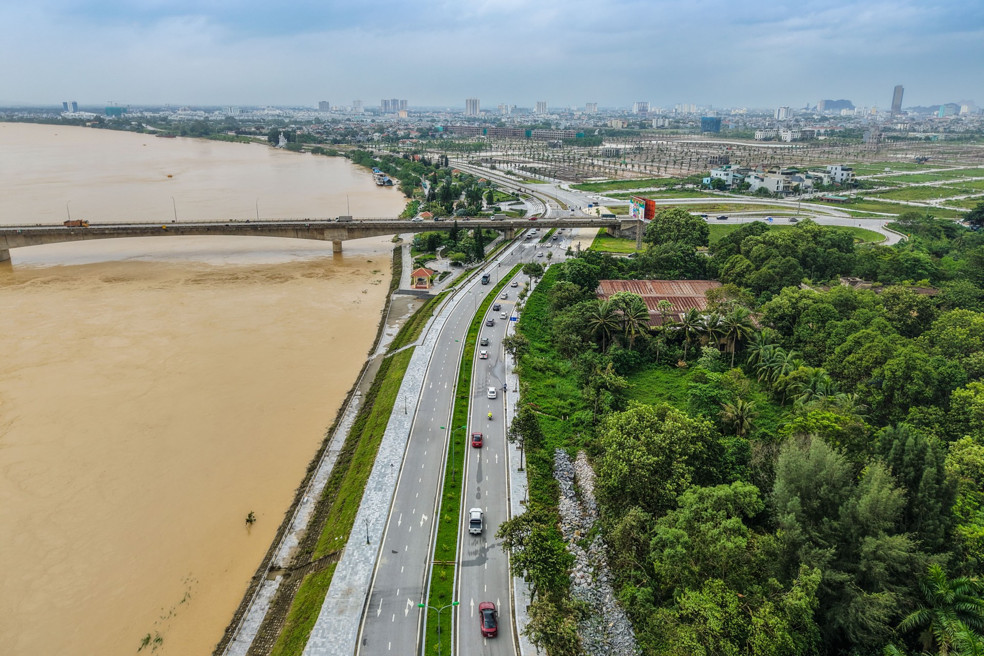 Diễu hành ô tô vinh danh các tay đua tham dự chung kết PVOIL VGC 2025 Diễu hành ô tô vinh danh các tay đua tham dự chung kết PVOIL VGC 2025