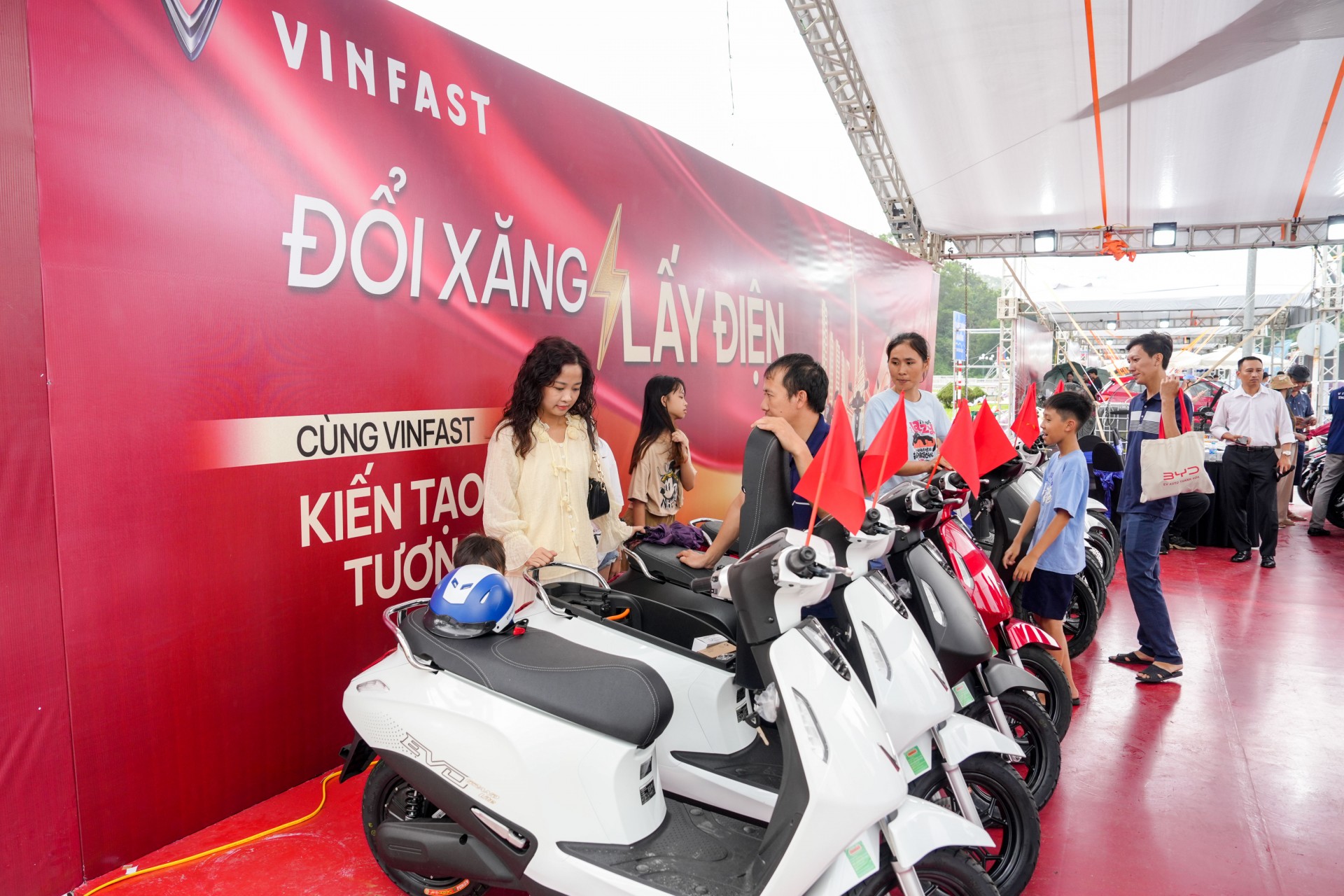 VinFast mang đến trải nghiệm xe máy điện đáng nhớ tại PVOIL VGC 2025 VinFast mang đến trải nghiệm xe máy điện đáng nhớ tại PVOIL VGC 2025
