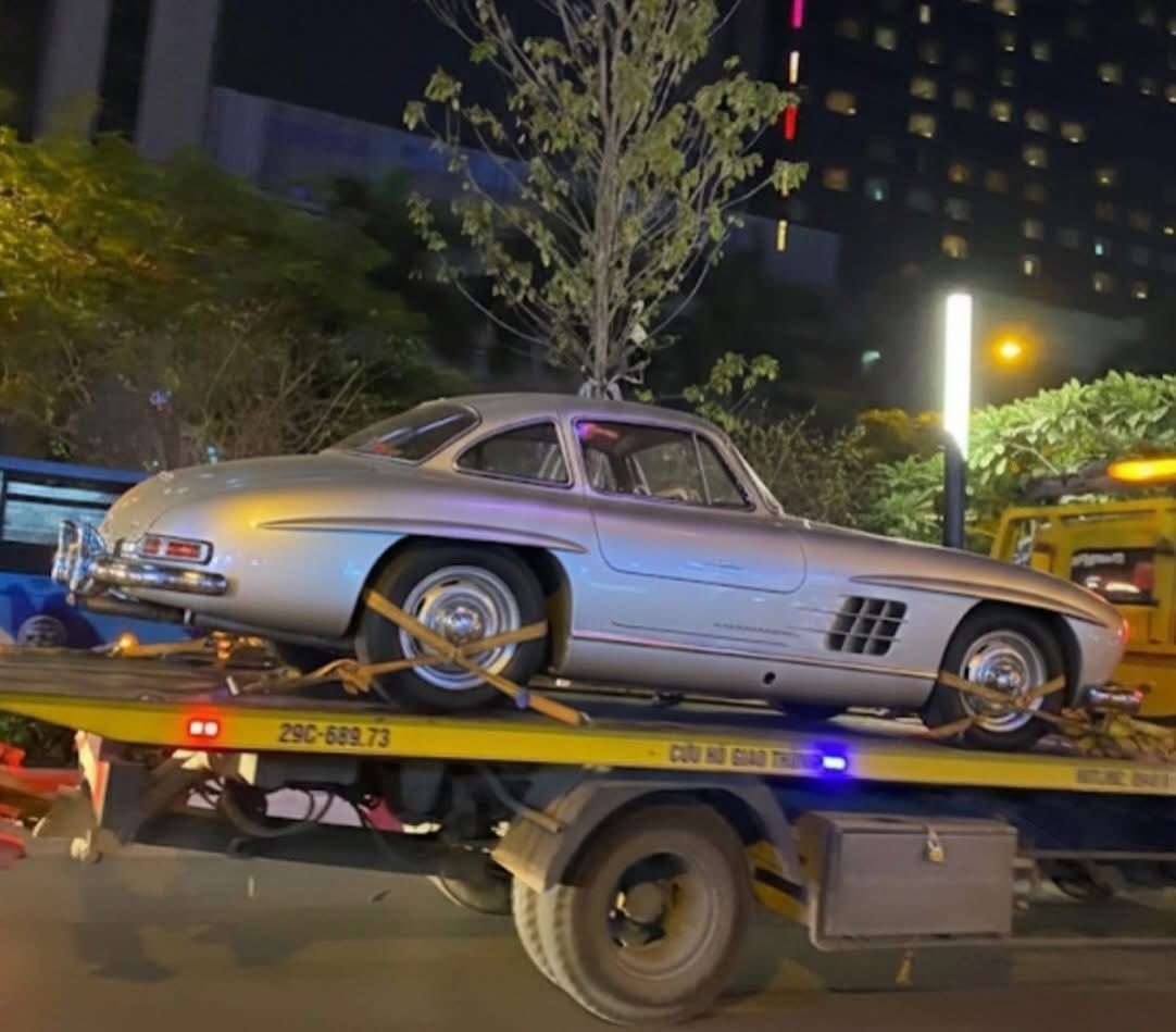 Xe thể thao triệu đô Mercedes-Benz 300 SL bất ngờ xuất hiện ở Việt Nam trong đêm Xe thể thao triệu đô Mercedes-Benz 300 SL bất ngờ xuất hiện ở Việt Nam trong đêm