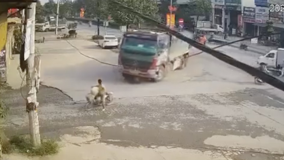 Xe ben rẽ ẩu cán tử vong tài xế xe máy tại Tây Phương, Hà Nội