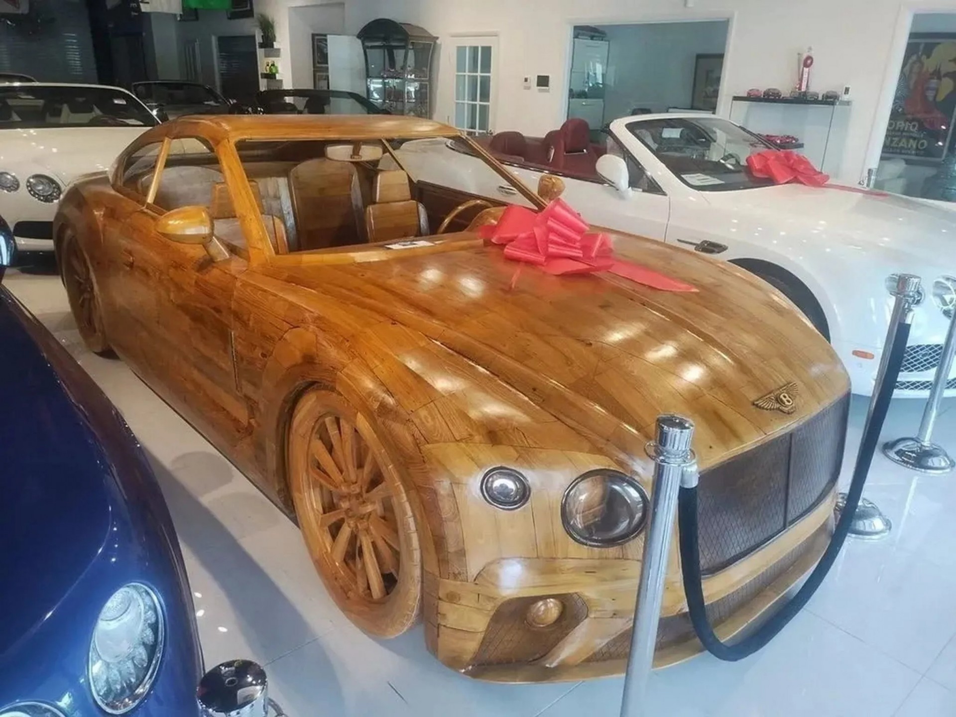 Chiếc Bentley Continental GT bằng gỗ, tỷ lệ 1:1 này được bán giá tiền tỷ chẳng kém xe thật Chiếc Bentley Continental GT bằng gỗ, tỷ lệ 1:1 này được bán giá tiền tỷ chẳng kém xe thật