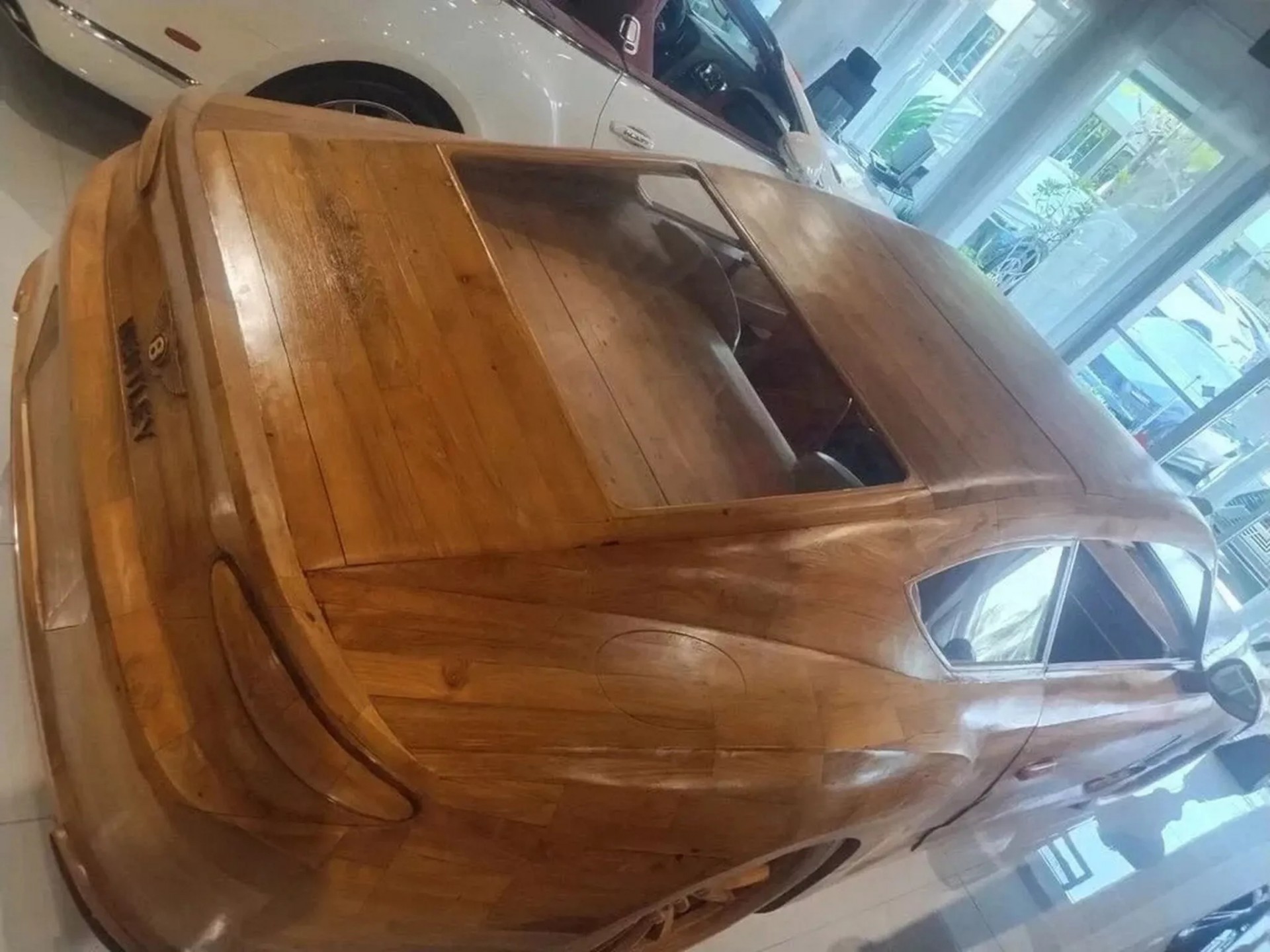 Chiếc Bentley Continental GT bằng gỗ, tỷ lệ 1:1 này được bán giá tiền tỷ chẳng kém xe thật Chiếc Bentley Continental GT bằng gỗ, tỷ lệ 1:1 này được bán giá tiền tỷ chẳng kém xe thật