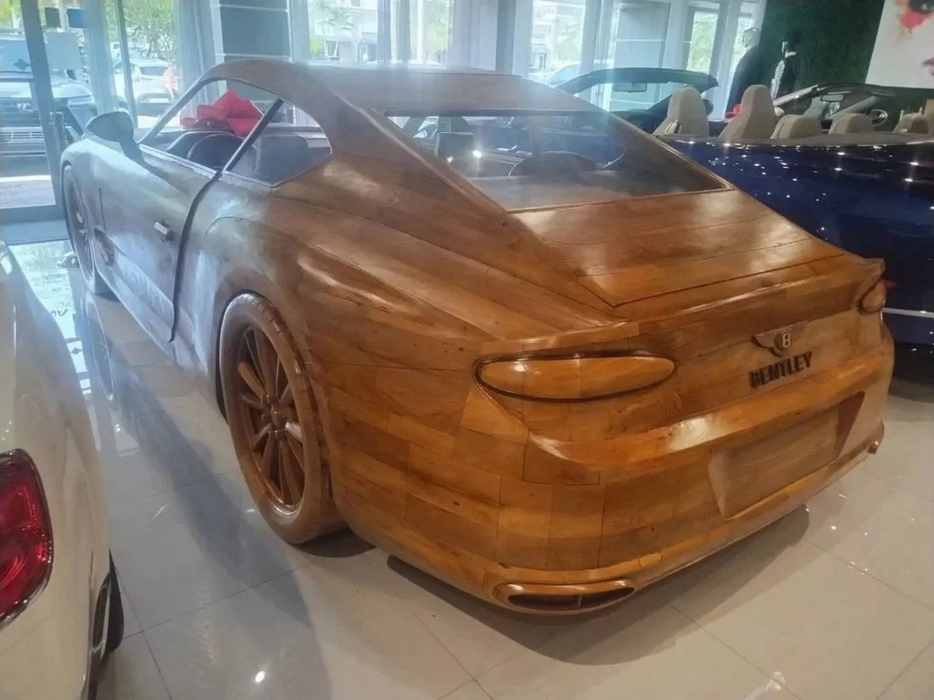 Chiếc Bentley Continental GT bằng gỗ, tỷ lệ 1:1 này được bán giá tiền tỷ chẳng kém xe thật Chiếc Bentley Continental GT bằng gỗ, tỷ lệ 1:1 này được bán giá tiền tỷ chẳng kém xe thật