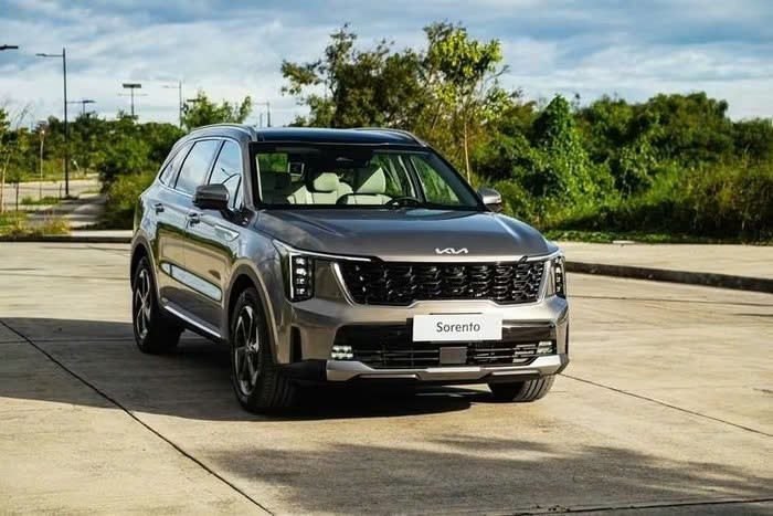 Kia Sorento 2025 lộ diện không che chắn ở TP HCM Kia Sorento 2025 lộ diện không che chắn ở TP HCM
