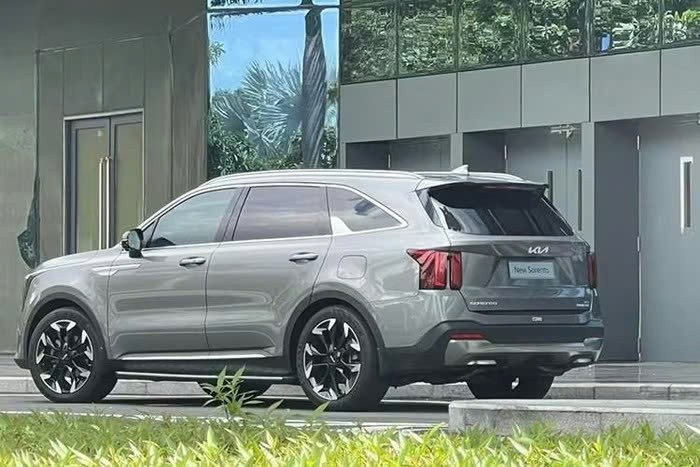 Kia Sorento 2025 lộ diện không che chắn ở TP HCM Kia Sorento 2025 lộ diện không che chắn ở TP HCM