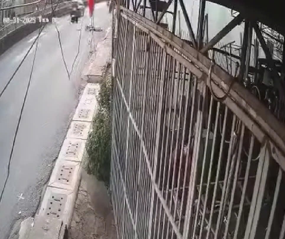 Xe máy lao lên vỉa hè tông tử vong người đi bộ Xe máy lao lên vỉa hè tông tử vong người đi bộ