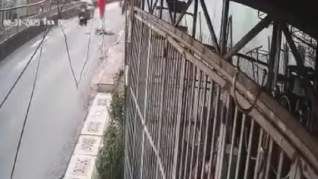 Xe máy lao lên vỉa hè tông tử vong người đi bộ