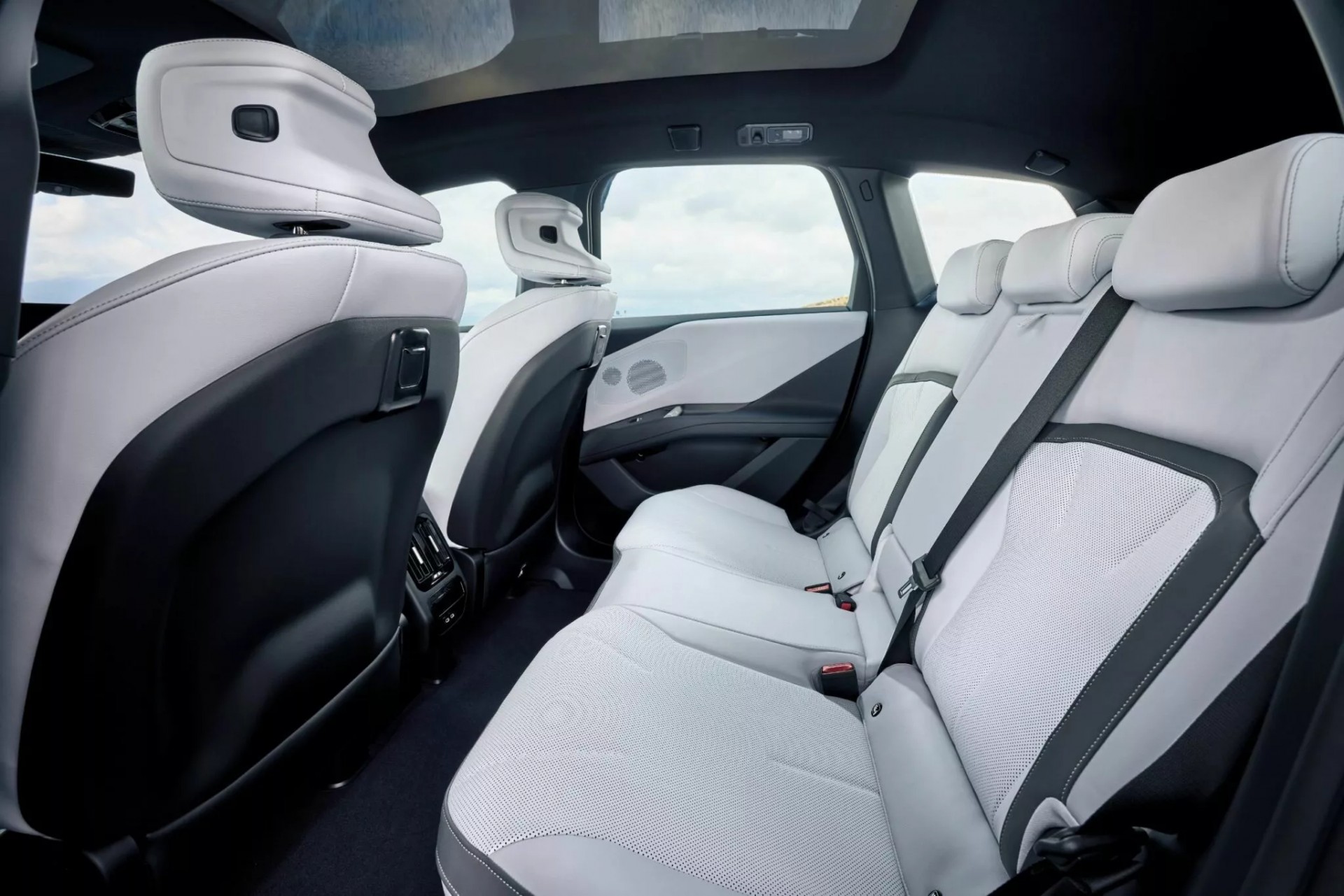 SUV điện cao cấp BMW iX3 thế hệ mới chính thức ra mắt lần đầu tiên tại IAA Mobility 2025 SUV điện cao cấp BMW iX3 thế hệ mới chính thức ra mắt lần đầu tiên tại IAA Mobility 2025