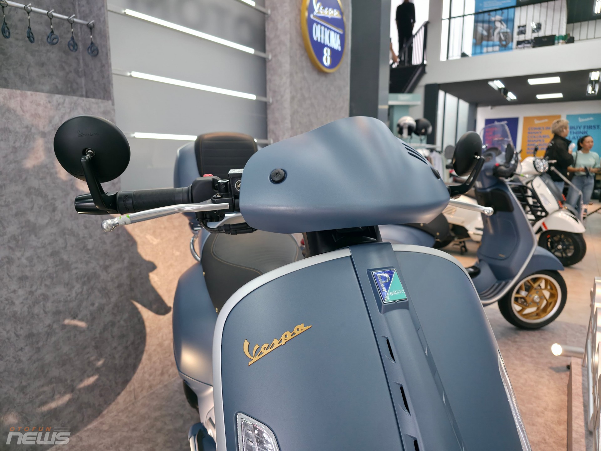 Bộ đôi Vespa Officina 8 phiên bản sơn màu đặc biệt có mặt tại Việt Nam Bộ đôi Vespa Officina 8 phiên bản sơn màu đặc biệt có mặt tại Việt Nam