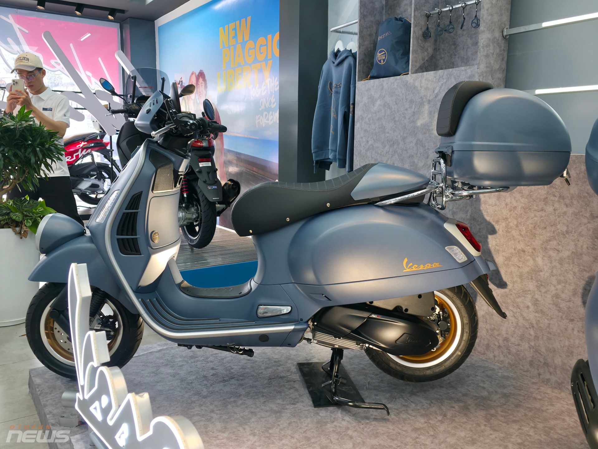 Bộ đôi Vespa Officina 8 phiên bản sơn màu đặc biệt có mặt tại Việt Nam Bộ đôi Vespa Officina 8 phiên bản sơn màu đặc biệt có mặt tại Việt Nam