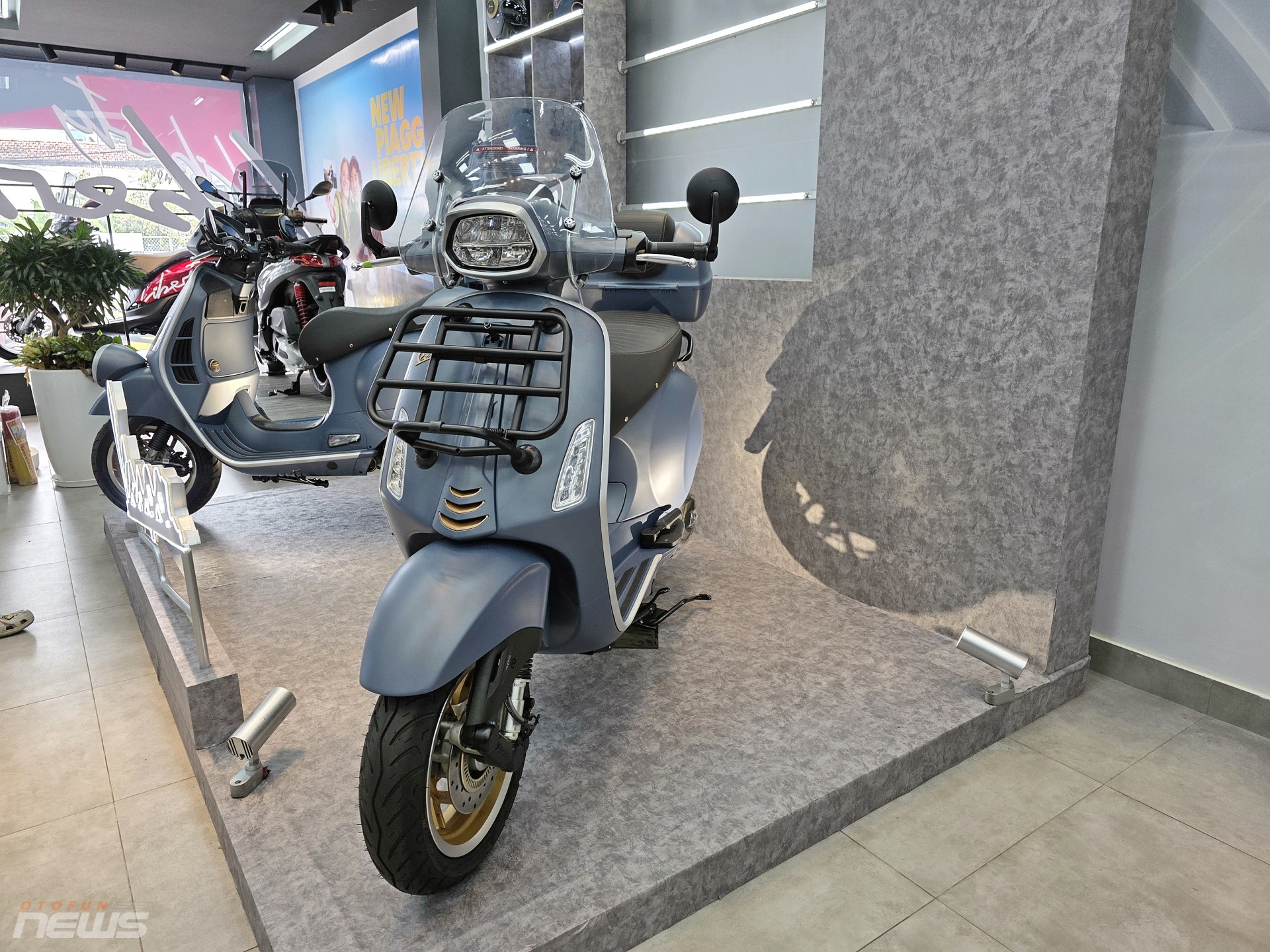 Bộ đôi Vespa Officina 8 phiên bản sơn màu đặc biệt có mặt tại Việt Nam Bộ đôi Vespa Officina 8 phiên bản sơn màu đặc biệt có mặt tại Việt Nam