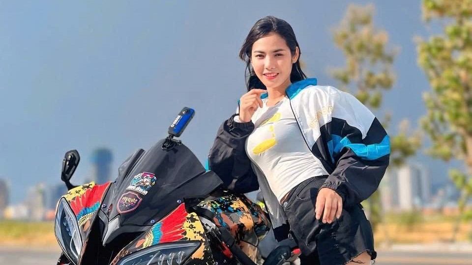[Clip] Nữ biker nổi tiếng Campuchia tử vong sau va chạm với xe đầu kéo