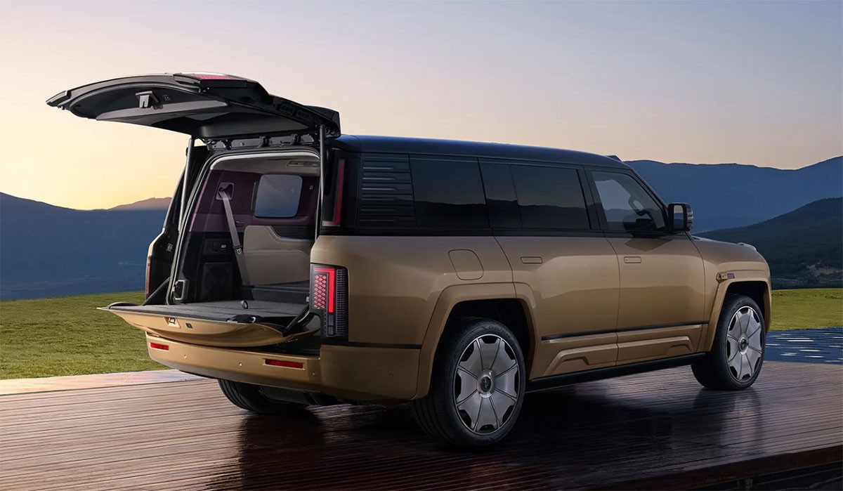 BYD Yangwang U8L - Mẫu EREV cực sang, logo bằng vàng 24K, giá 4,74 tỷ đồng ở Trung Quốc BYD Yangwang U8L - Mẫu EREV cực sang, logo bằng vàng 24K, giá 4,74 tỷ đồng ở Trung Quốc