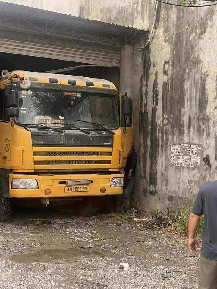 Tài xế bị cửa ô tô tải kẹp tử vong Tài xế bị cửa ô tô tải kẹp tử vong ở Nghệ An