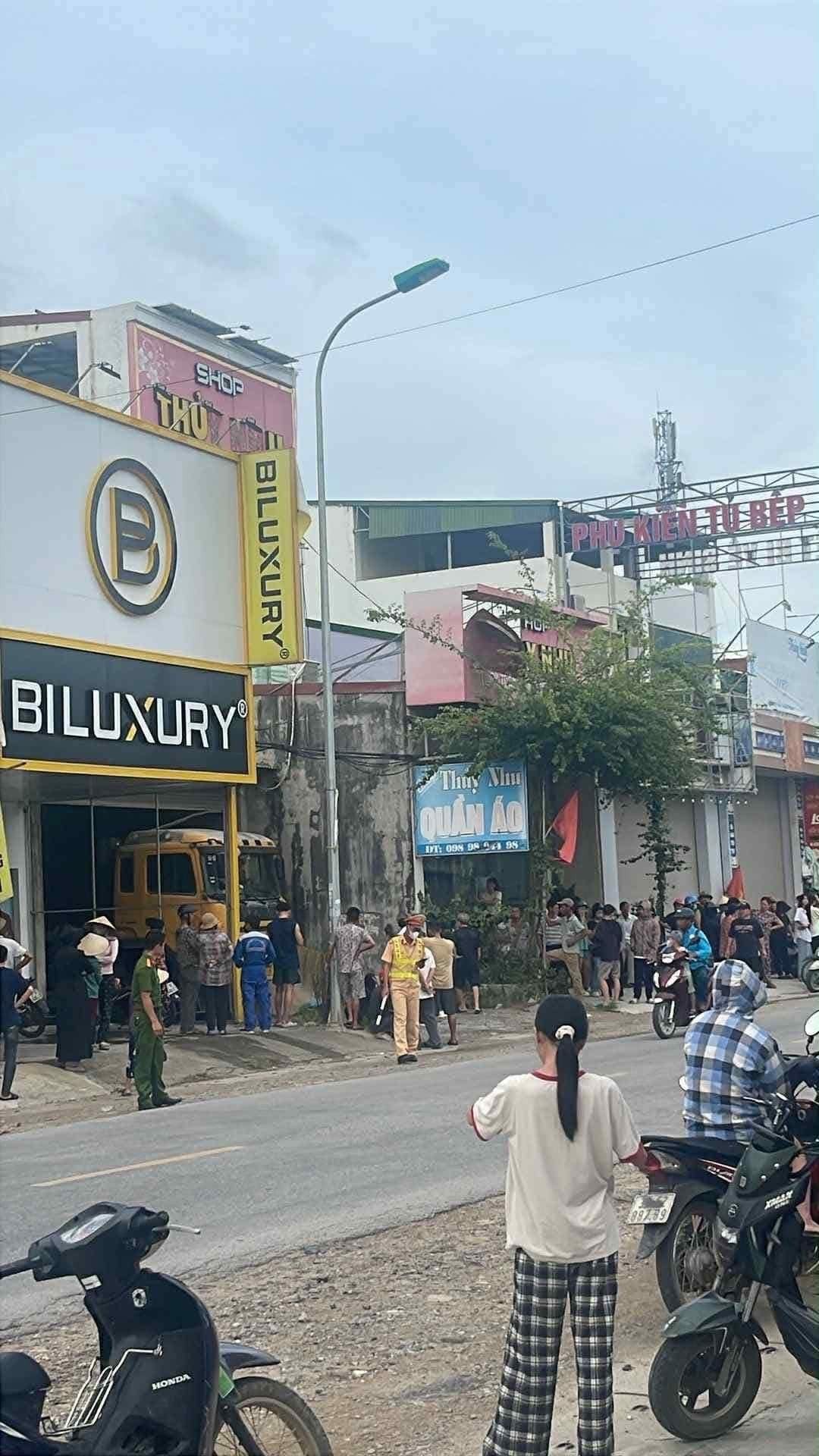 Tài xế bị cửa ô tô tải kẹp tử vong Tài xế bị cửa ô tô tải kẹp tử vong ở Nghệ An