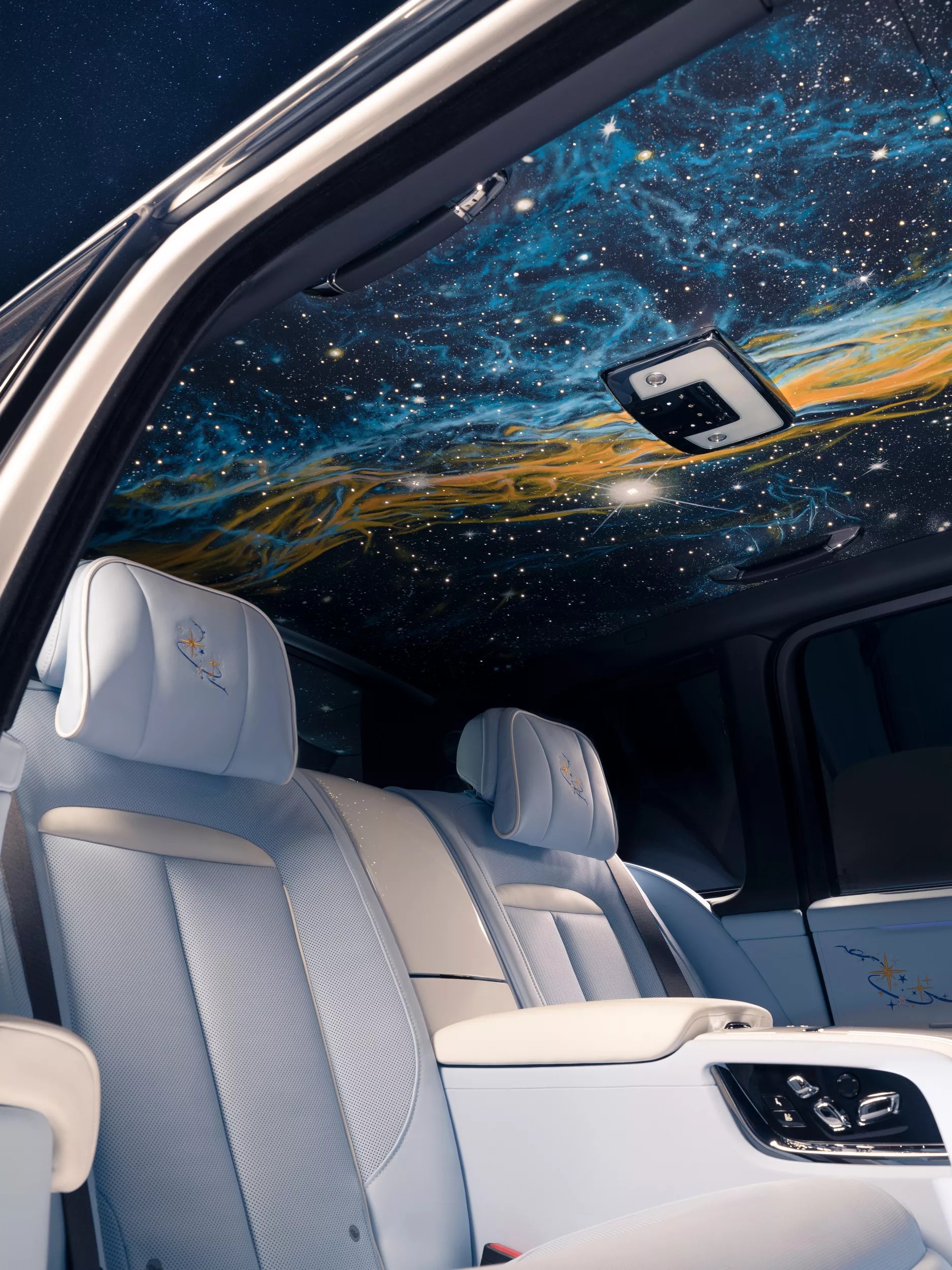 Chiêm ngưỡng trần xe được vẽ thủ công hoàn toàn của Rolls-Royce Cullinan Cosmos độc nhất vô nhị Chiêm ngưỡng trần xe được vẽ thủ công hoàn toàn của Rolls-Royce Cullinan Cosmos độc nhất vô nhị