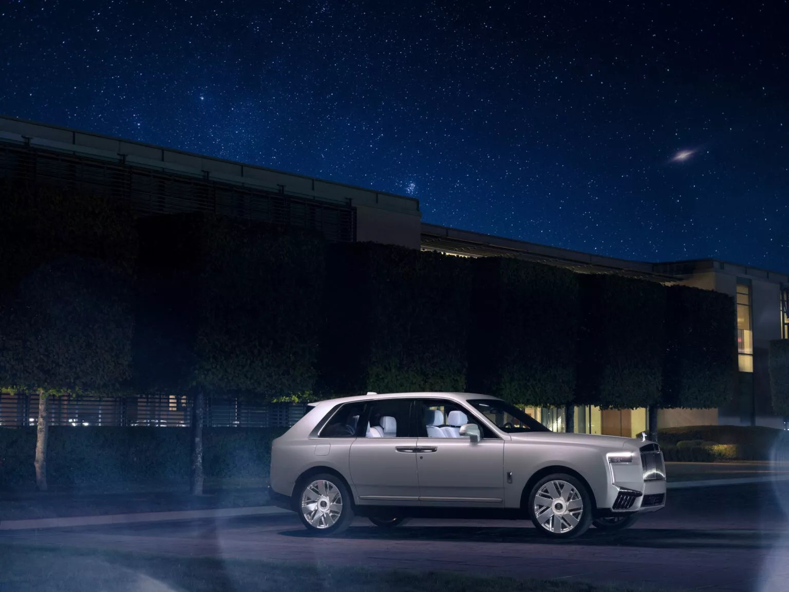 Chiêm ngưỡng trần xe được vẽ thủ công hoàn toàn của Rolls-Royce Cullinan Cosmos độc nhất vô nhị Chiêm ngưỡng trần xe được vẽ thủ công hoàn toàn của Rolls-Royce Cullinan Cosmos độc nhất vô nhị