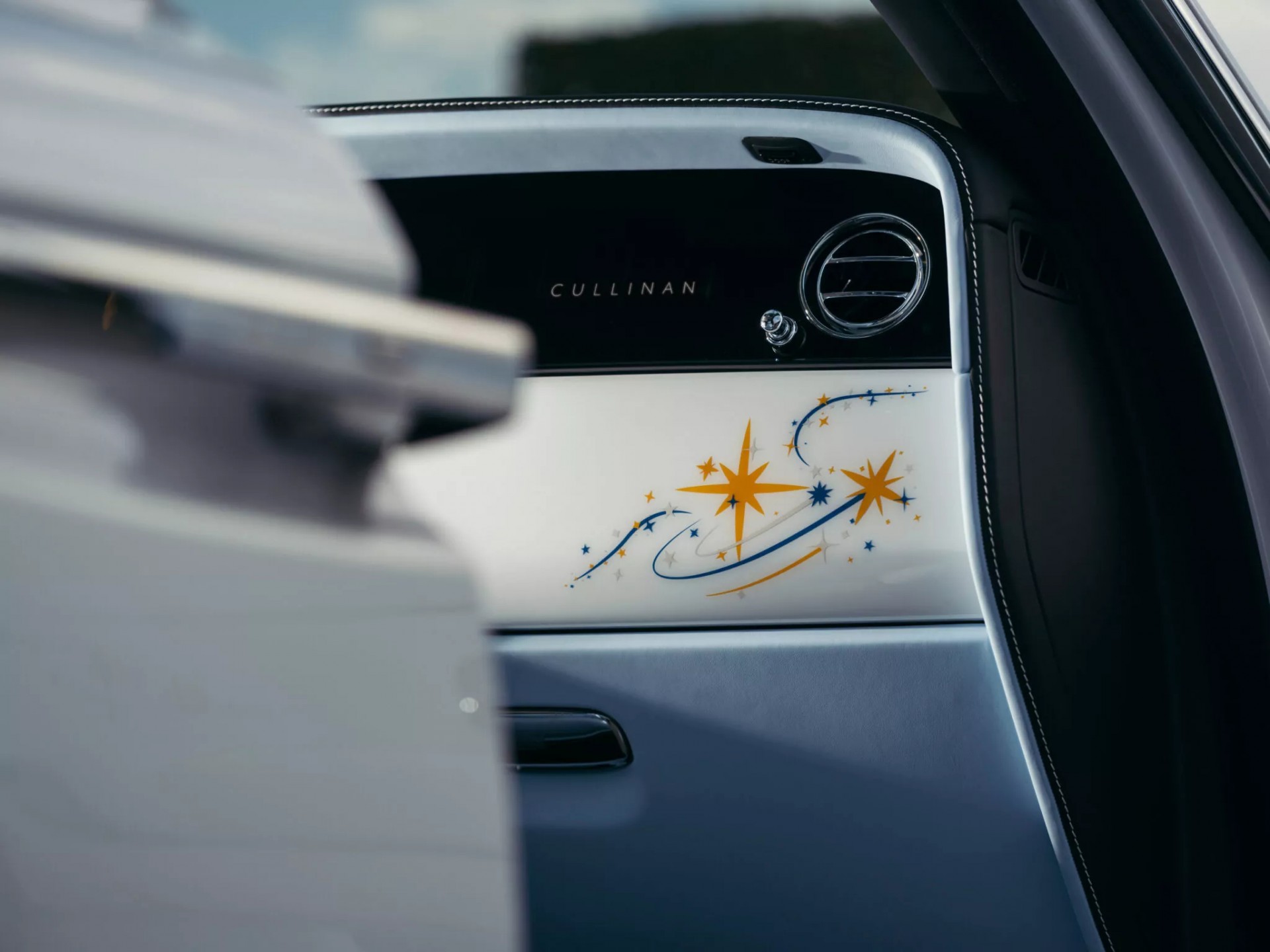 Chiêm ngưỡng trần xe được vẽ thủ công hoàn toàn của Rolls-Royce Cullinan Cosmos độc nhất vô nhị Chiêm ngưỡng trần xe được vẽ thủ công hoàn toàn của Rolls-Royce Cullinan Cosmos độc nhất vô nhị