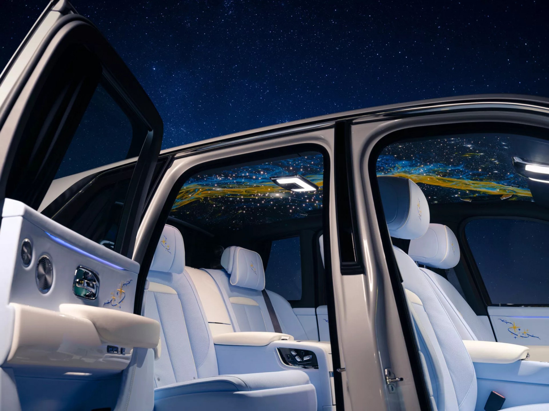 Chiêm ngưỡng trần xe được vẽ thủ công hoàn toàn của Rolls-Royce Cullinan Cosmos độc nhất vô nhị