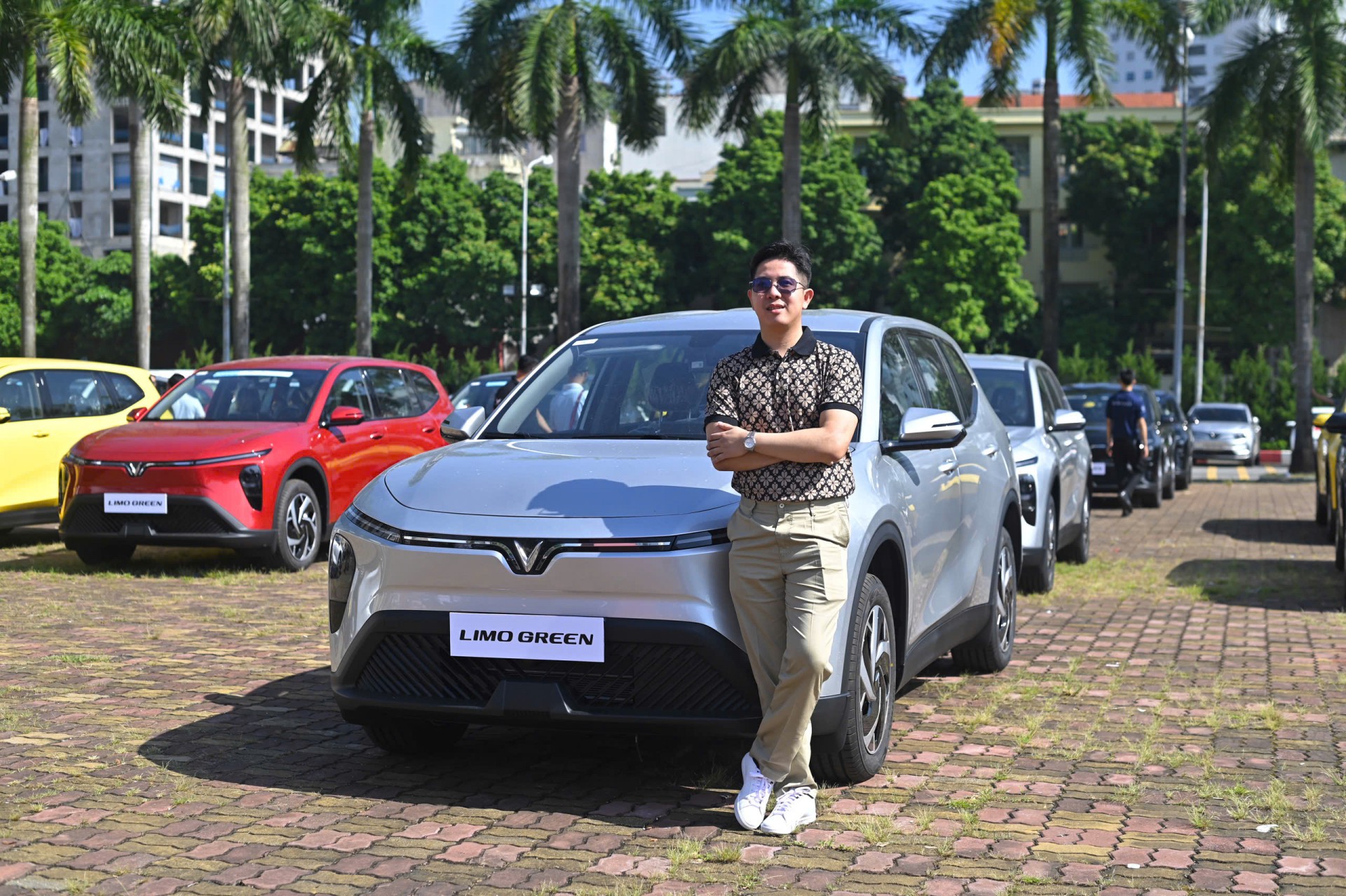 Khách hàng chia sẻ cảm nhận trong ngày nhận xe Limo Green Khách hàng chia sẻ cảm nhận trong ngày nhận xe Limo Green