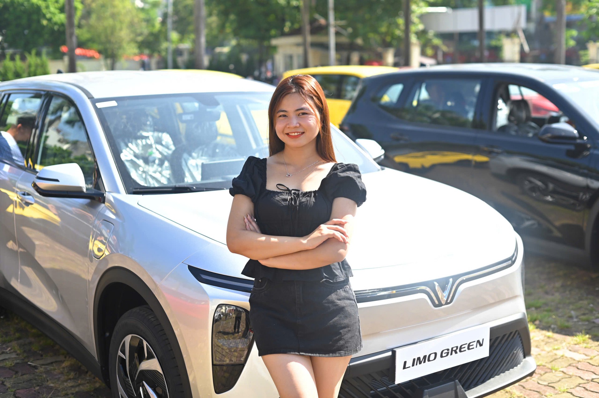 Khách hàng chia sẻ cảm nhận trong ngày nhận xe Limo Green Khách hàng chia sẻ cảm nhận trong ngày nhận xe Limo Green