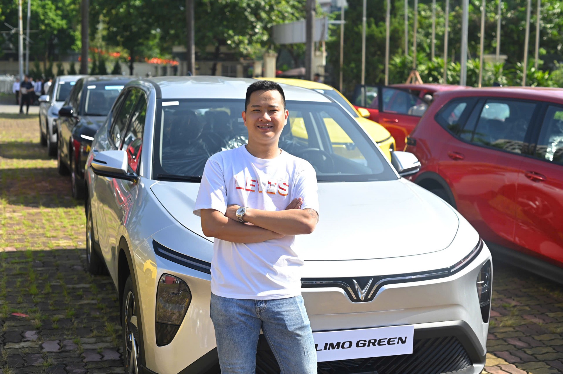 Khách hàng tại Hà Nội chia sẻ cảm xúc trong ngày nhận xe Limo Green Khách hàng tại Hà Nội chia sẻ cảm xúc trong ngày nhận xe Limo Green