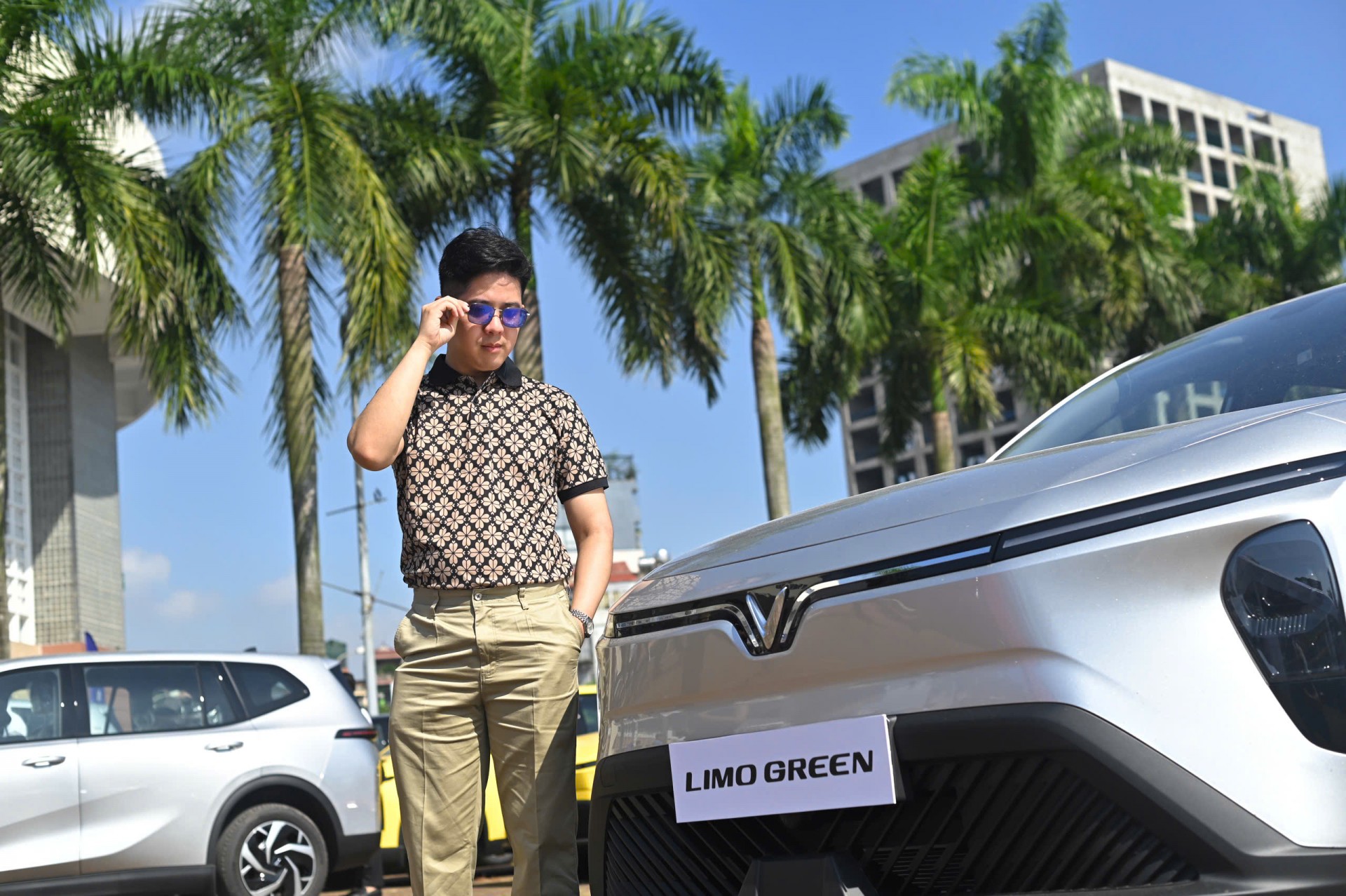 Khách hàng chia sẻ cảm nhận trong ngày nhận xe Limo Green Khách hàng chia sẻ cảm nhận trong ngày nhận xe Limo Green