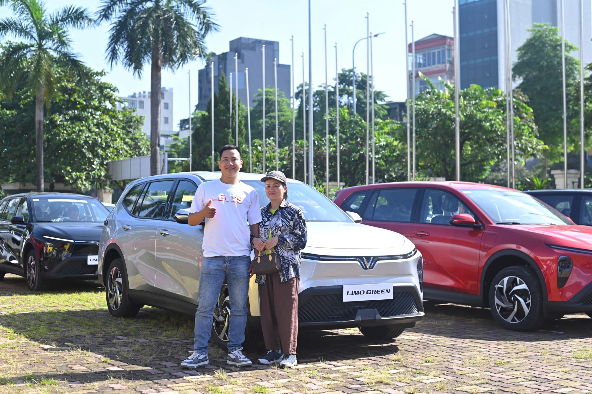 Khách hàng chia sẻ cảm nhận trong ngày nhận xe Limo Green Khách hàng chia sẻ cảm nhận trong ngày nhận xe Limo Green