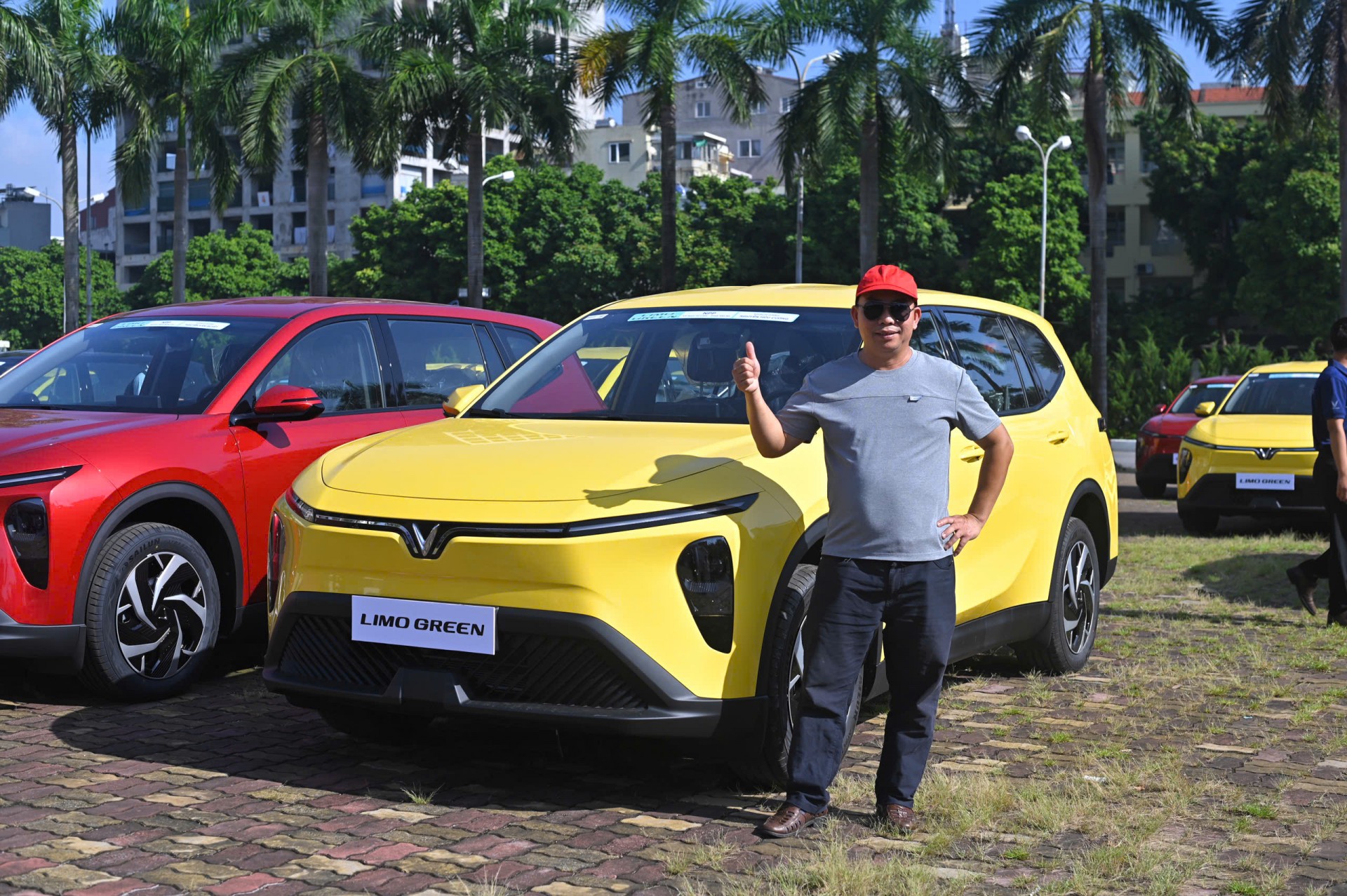 Khách hàng chia sẻ cảm nhận trong ngày nhận xe Limo Green Khách hàng chia sẻ cảm nhận trong ngày nhận xe Limo Green
