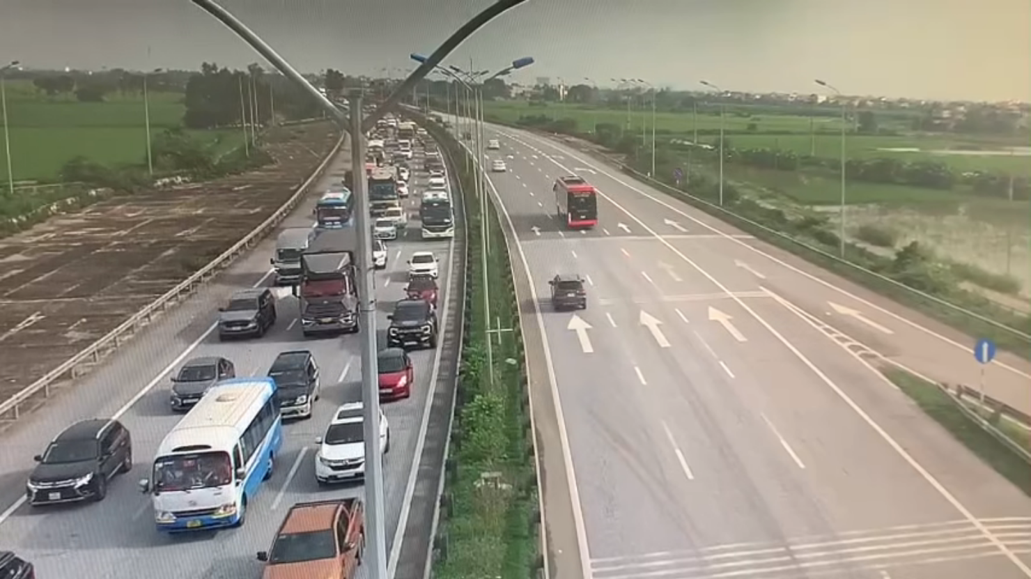 Cục CSGT đề nghị thêm nhiều cao tốc cấm xe tải, xe khách đi làn sát dải phân cách, đồng thời tăng tốc độ tối thiểu Cục CSGT đề nghị thêm nhiều cao tốc cấm xe tải, xe khách đi làn sát dải phân cách, đồng thời tăng tốc độ tối thiểu