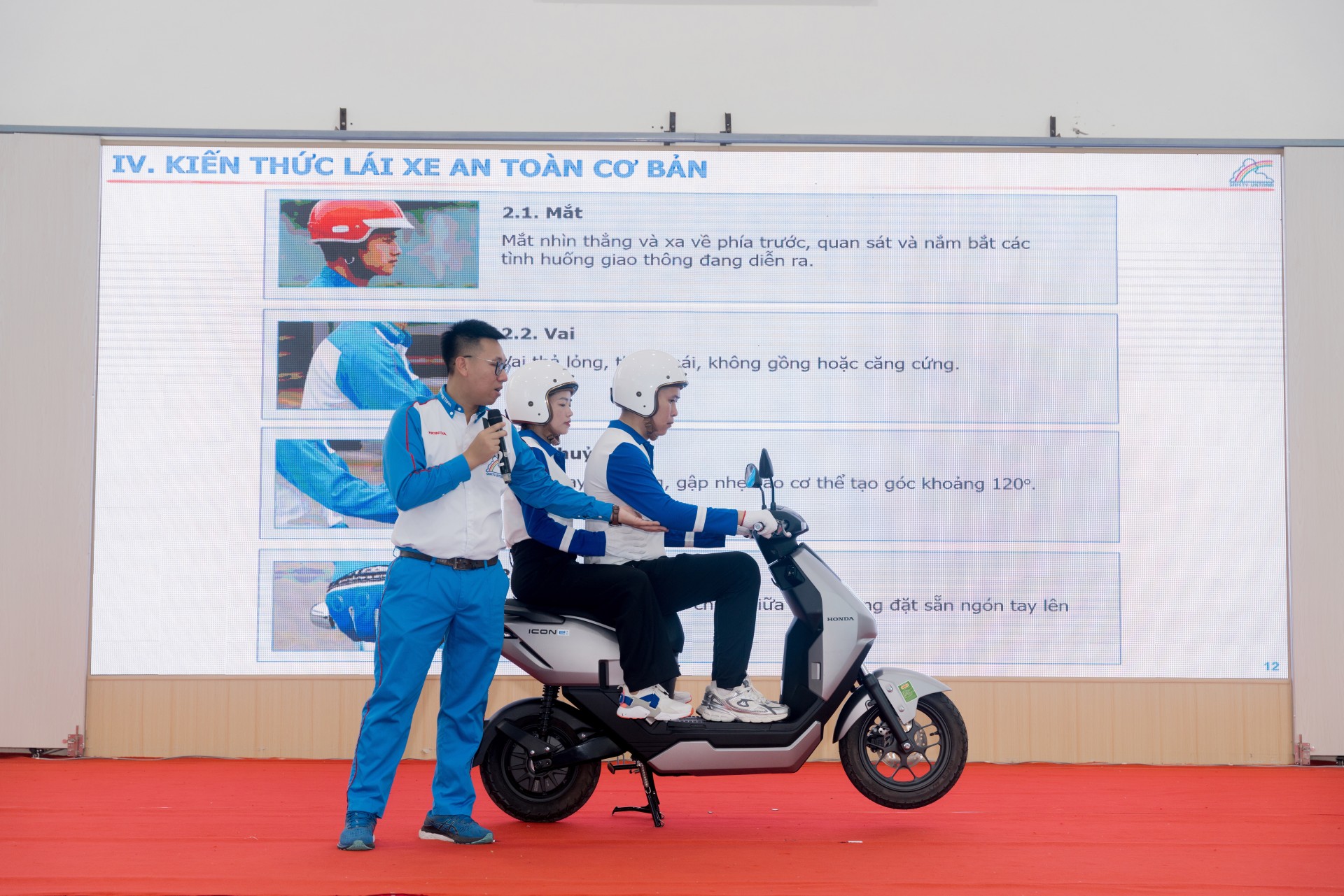 Honda Việt Nam trao tặng mũ bảo hiểm cho học sinh lớp Một toàn quốc năm học 2025 – 2026 Honda Việt Nam trao tặng mũ bảo hiểm cho học sinh lớp Một toàn quốc năm học 2025 – 2026