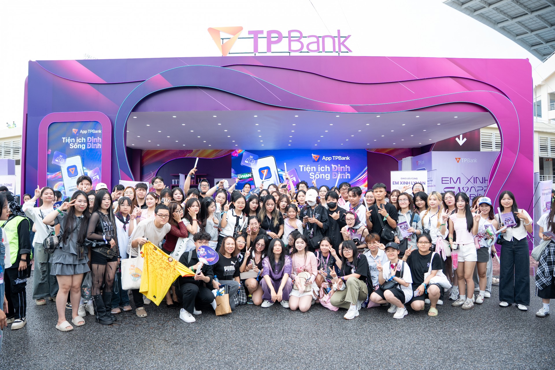 “Phải lòng” Bank Tím tại Em Xinh “Say Hi” Concert Đêm 2 TP Bank Em xinh say hi
