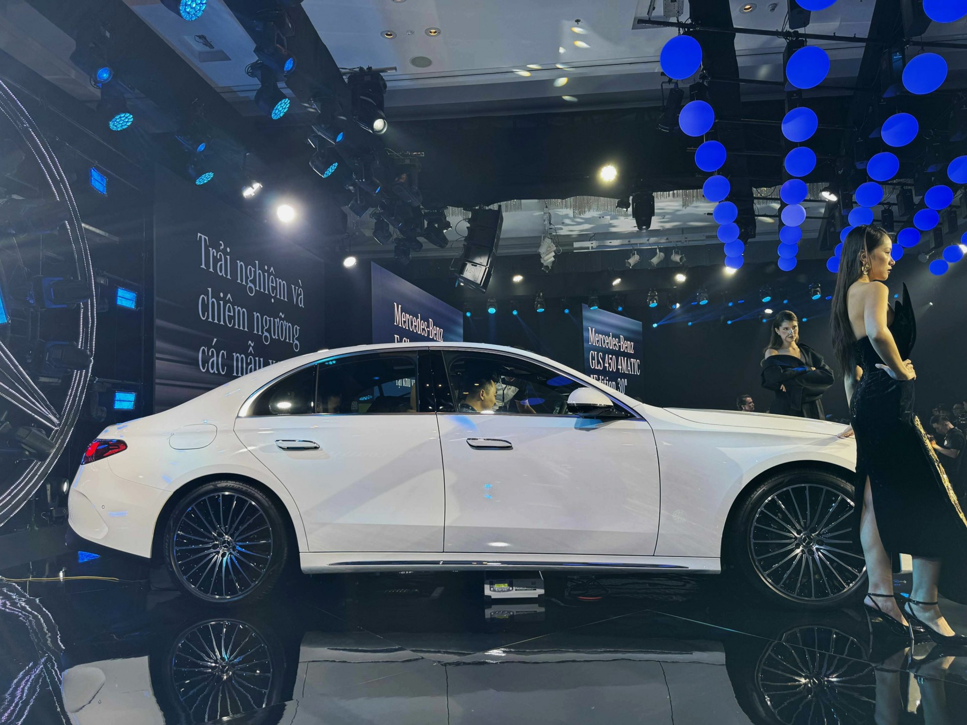 Mercedes-Benz E-Class 2025 ra mắt tại Việt Nam với 3 phiên bản, giá từ 2,39 tỷ đồng
