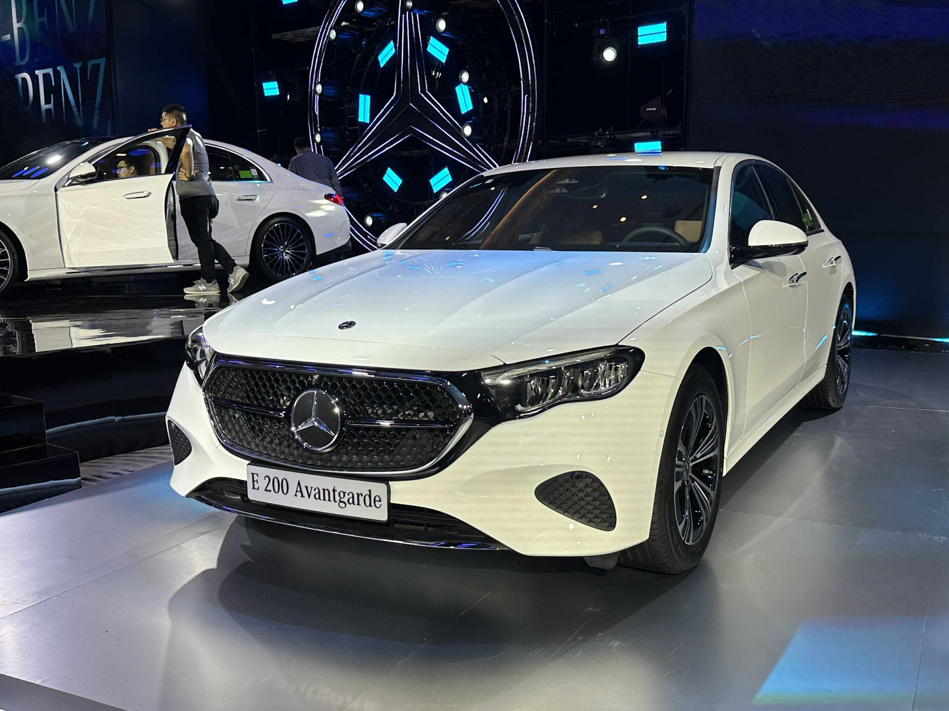 Mercedes-Benz E-Class 2025 ra mắt tại Việt Nam với 3 phiên bản, giá từ 2,39 tỷ đồng