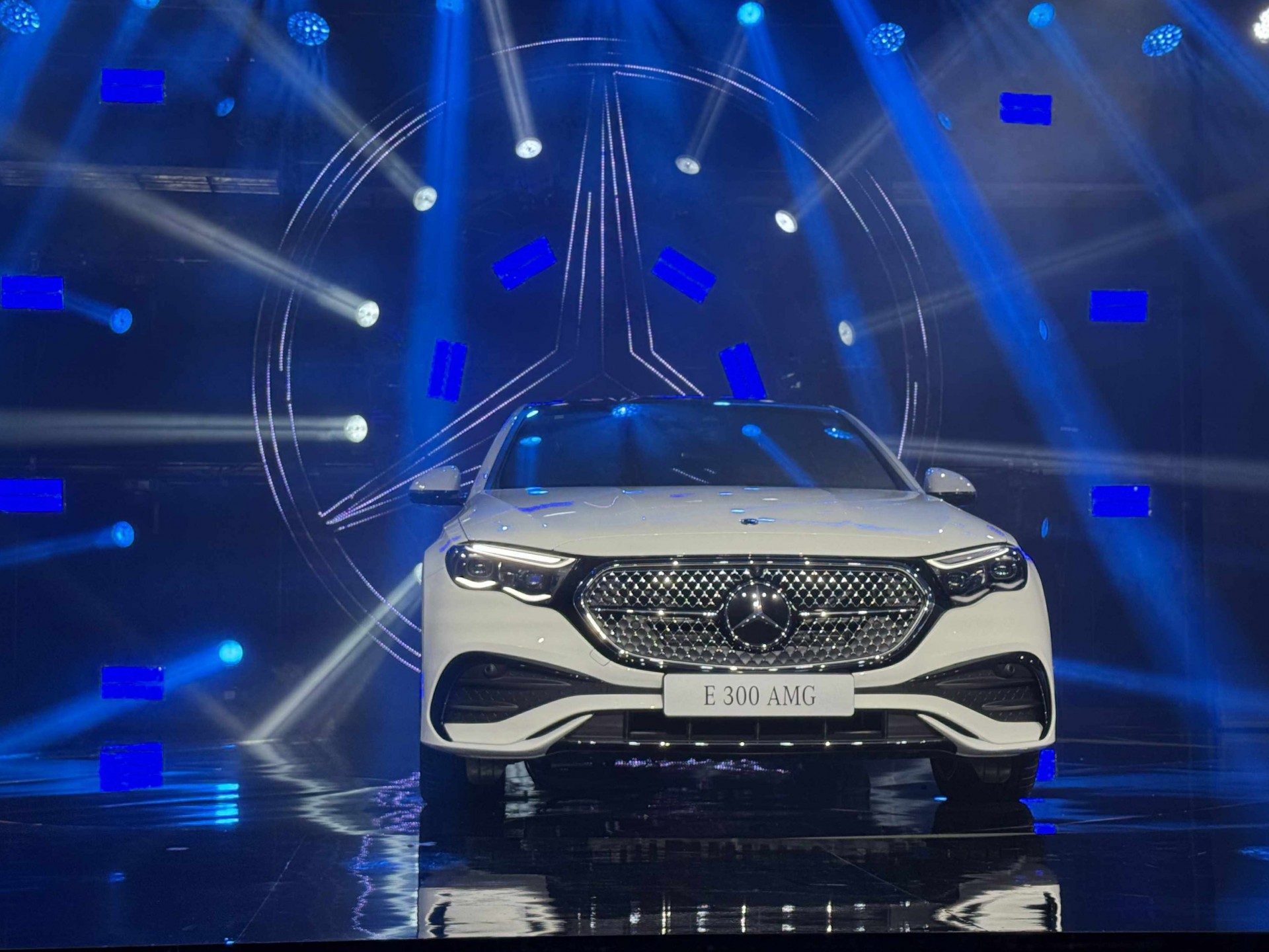 Mercedes-Benz E-Class 2025 ra mắt tại Việt Nam với 3 phiên bản, giá từ 2,39 tỷ đồng Mercedes-Benz E-Class 2025 ra mắt tại Việt Nam với 3 phiên bản, giá từ 2,39 tỷ đồng