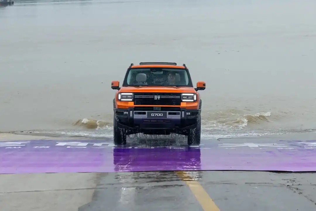 Vì sao chiếc SUV Trung Quốc này có thể vượt khúc sông Trường Giang rộng 1,5 km Jetour Zongheng G700 vượt sông