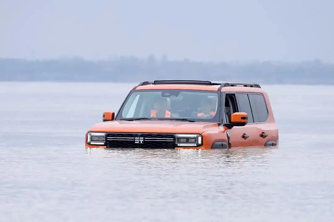 Vì sao chiếc SUV Trung Quốc này có thể vượt khúc sông Trường Giang rộng 1,5 km Jetour Zongheng G700 vượt sông