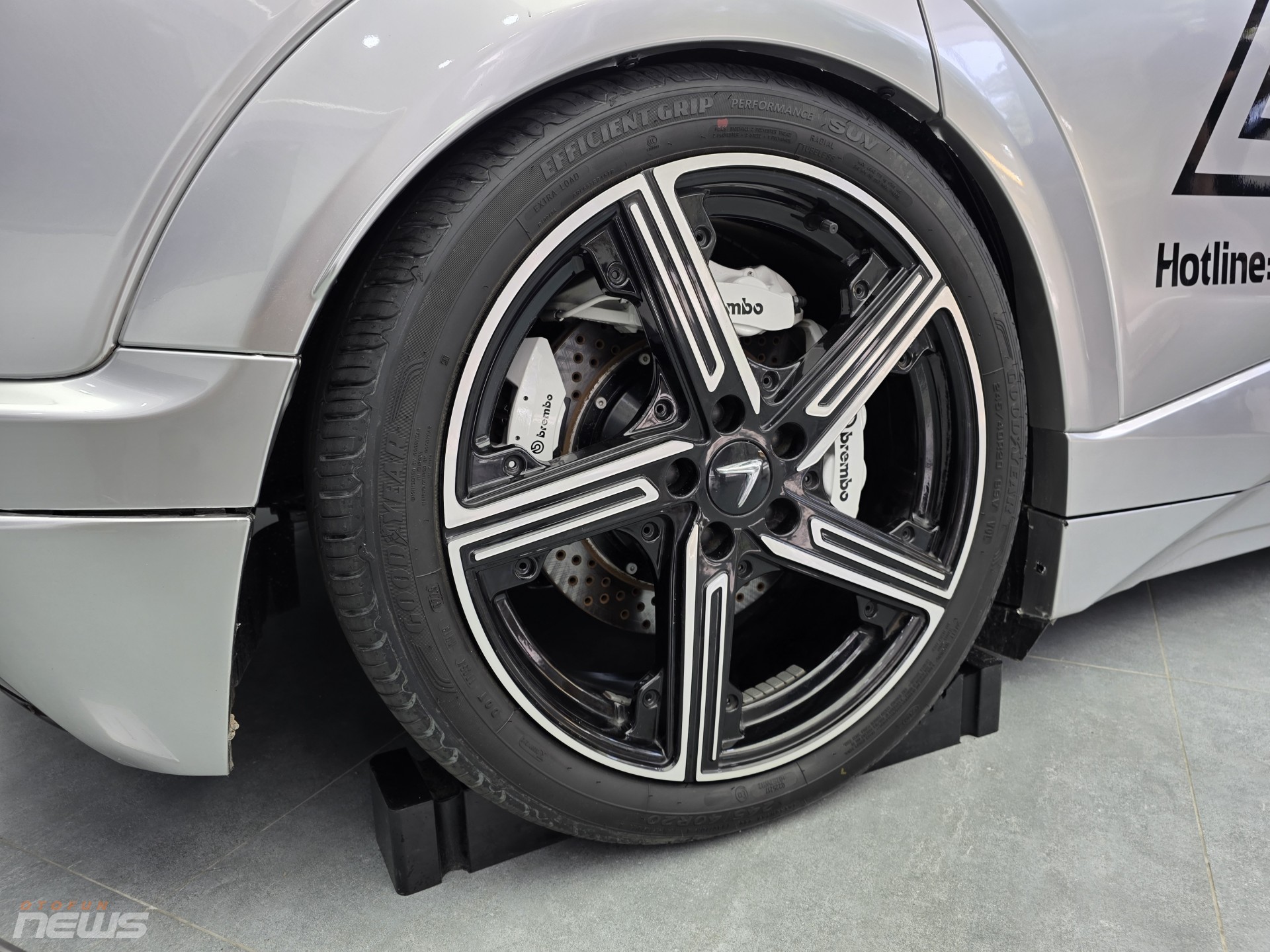 Cận cảnh VinFast VF 3 và VF 7 độ drift đầu tiên tại Việt Nam Cận cảnh VinFast VF 3 và VF 7 độ drift đầu tiên tại Việt Nam