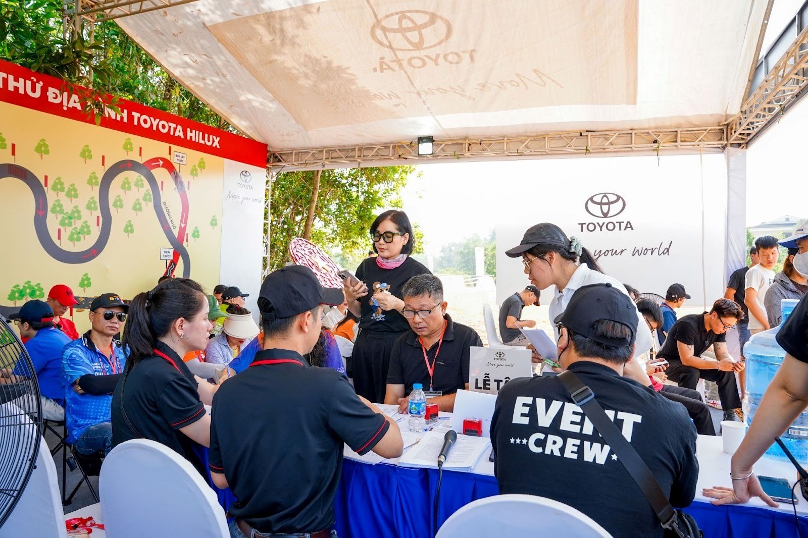 Cùng Toyota Hilux chinh phục cung lái thử đầy kịch tính tại Giải Đua xe Ô tô Địa hình PVOIL Cup 2025 lái thử Toyota Hilux tại PVOIL VOC 2025