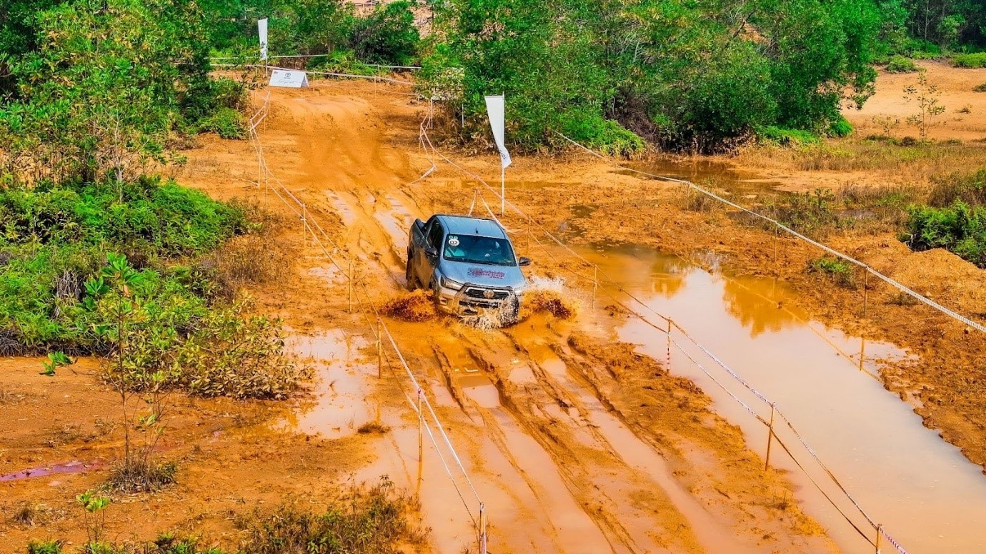 Cùng Toyota Hilux chinh phục cung lái thử đầy kịch tính tại Giải Đua xe Ô tô Địa hình PVOIL Cup 2025 lái thử Toyota Hilux tại PVOIL VOC 2025