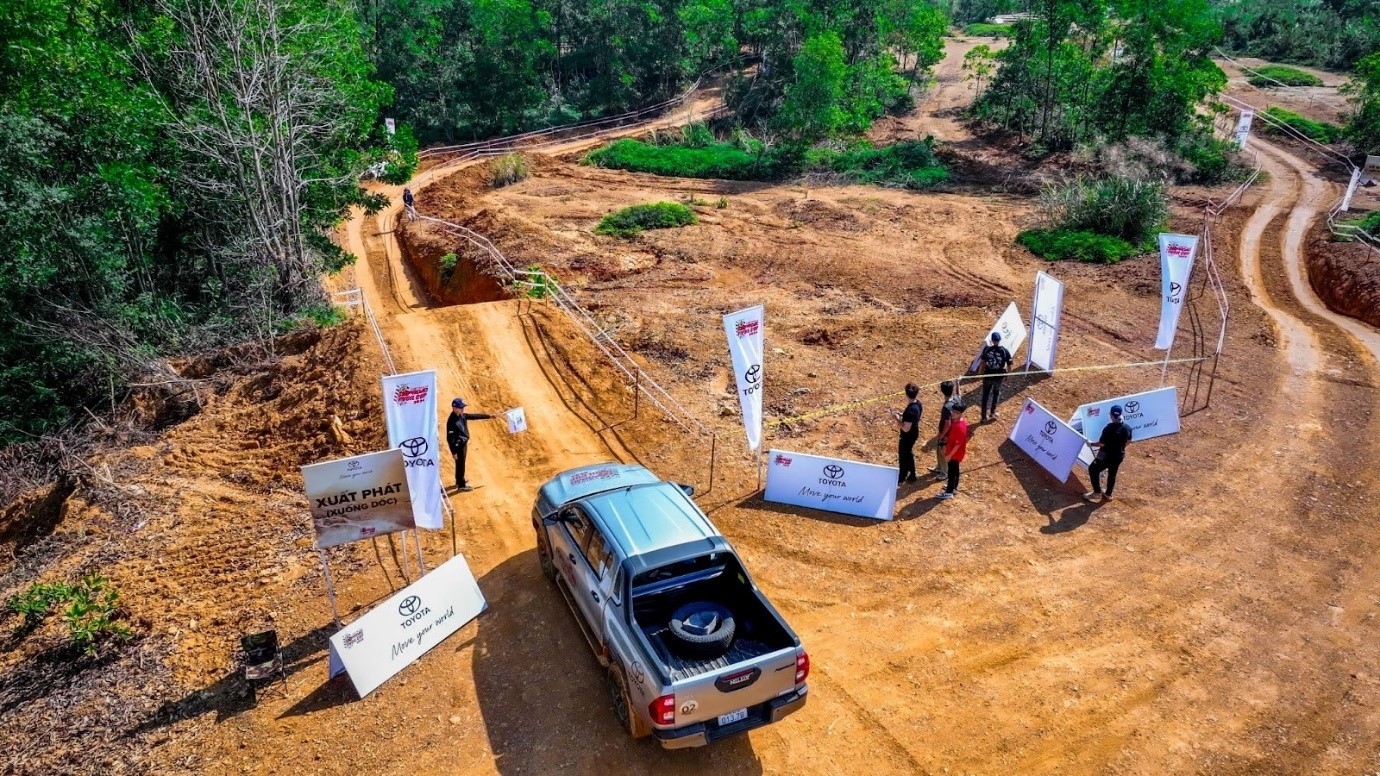 Cùng Toyota Hilux chinh phục cung lái thử đầy kịch tính tại Giải Đua xe Ô tô Địa hình PVOIL Cup 2025 lái thử Toyota Hilux tại PVOIL VOC 2025