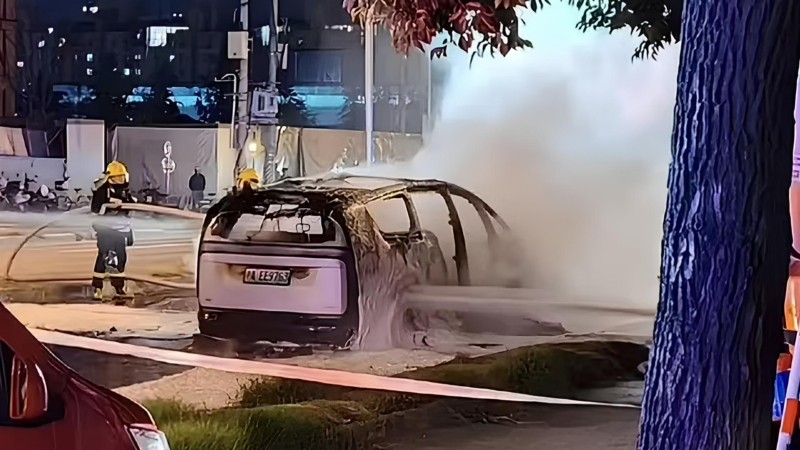 MPV điện Trung Quốc với bộ pin CATL bất ngờ bốc cháy khi di chuyển trên đường May mắn là cả tài xế và hành khách trên xe đã thoát ra ngoài kịp thời