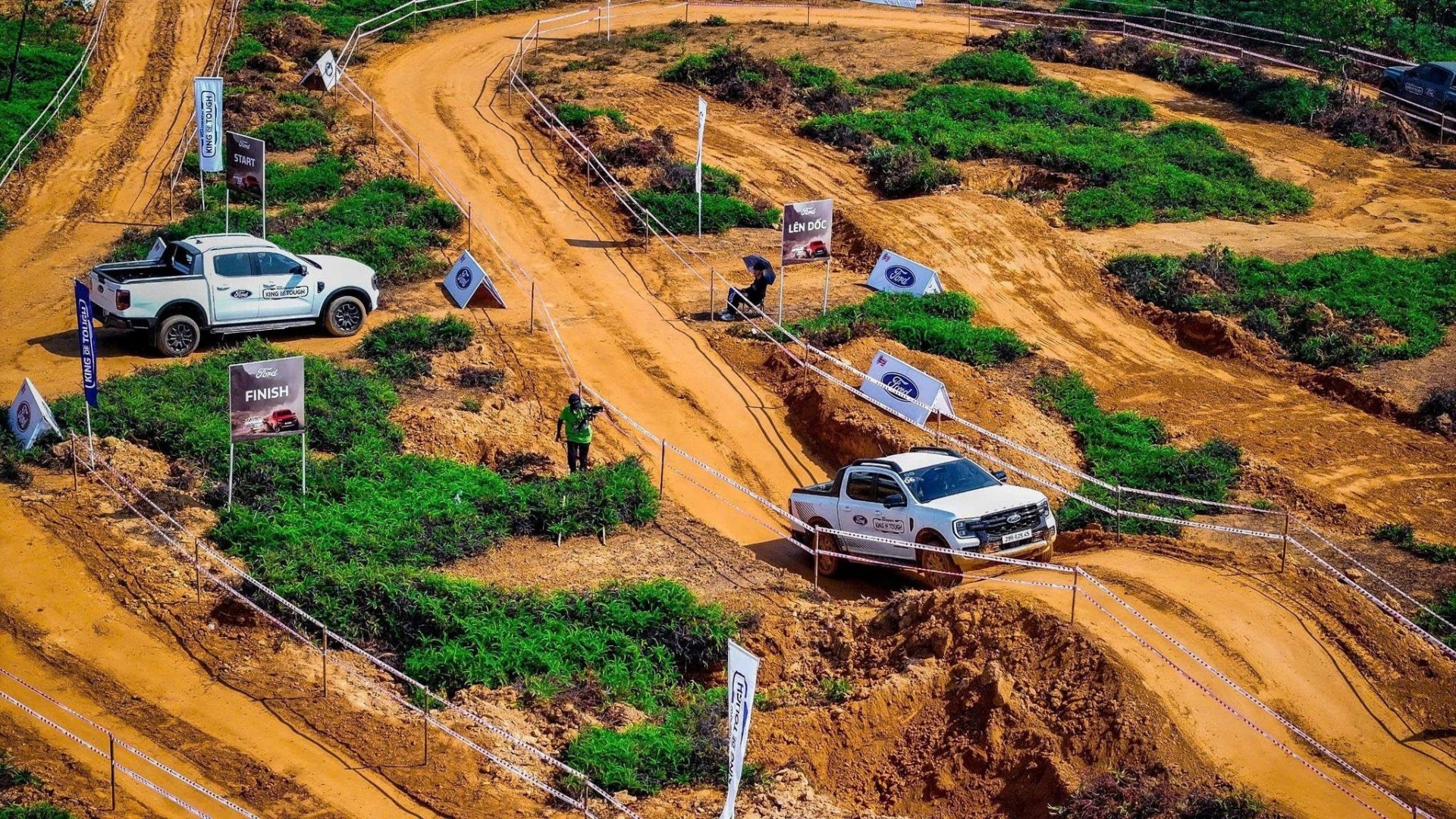 Lái thử Ford tại PVOIL VOC 2025: Khi đường địa hình trở thành 'phòng thí nghiệm' cảm xúc Lái thử Ford tại PVOIL VOC 2025: Khi đường địa hình trở thành 'phòng thí nghiệm' cảm xúc