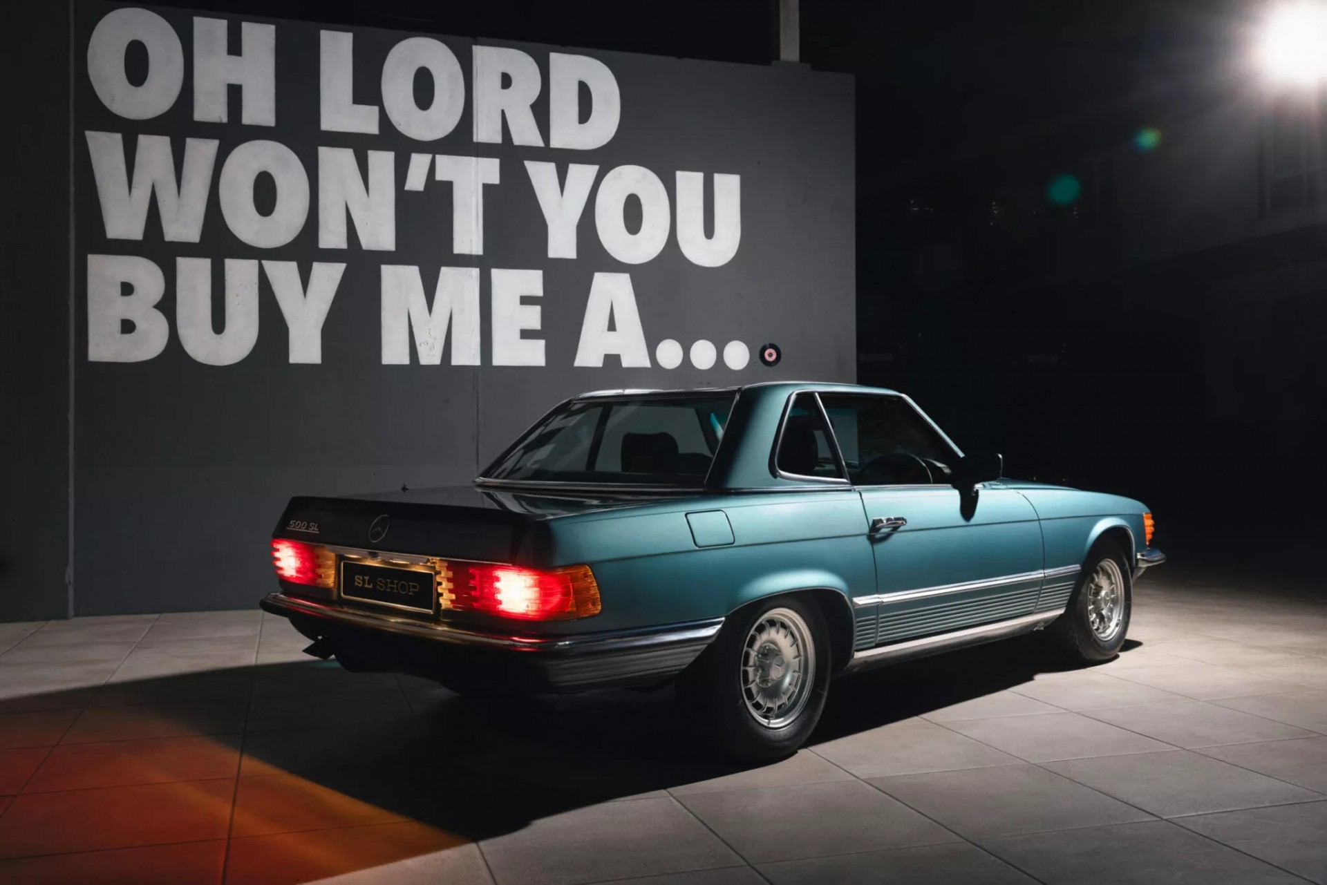Phía sau của chiếc Mercedes-Benz 500 SL 1982