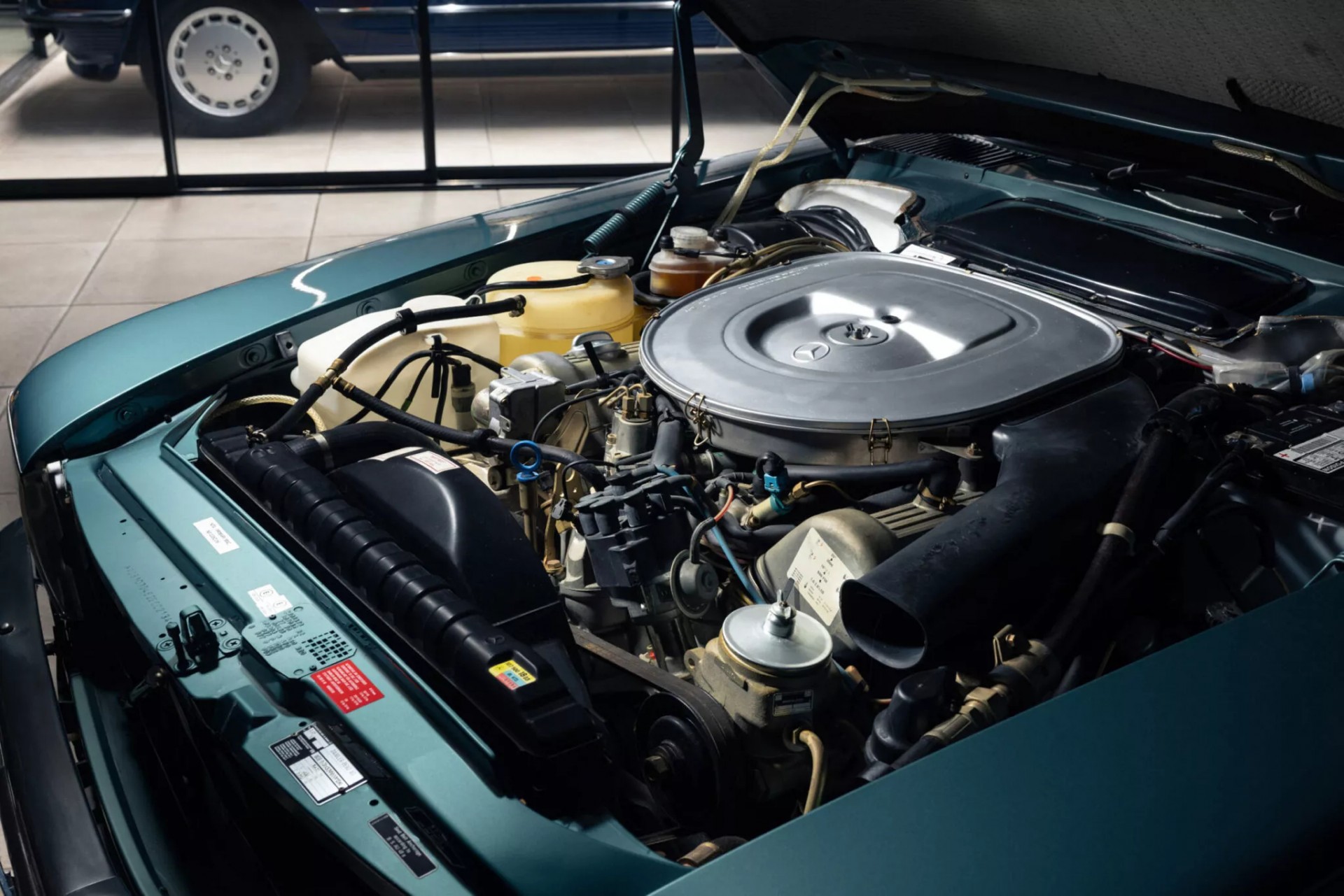 Khoang động cơ của chiếc Mercedes-Benz 500 SL 1982