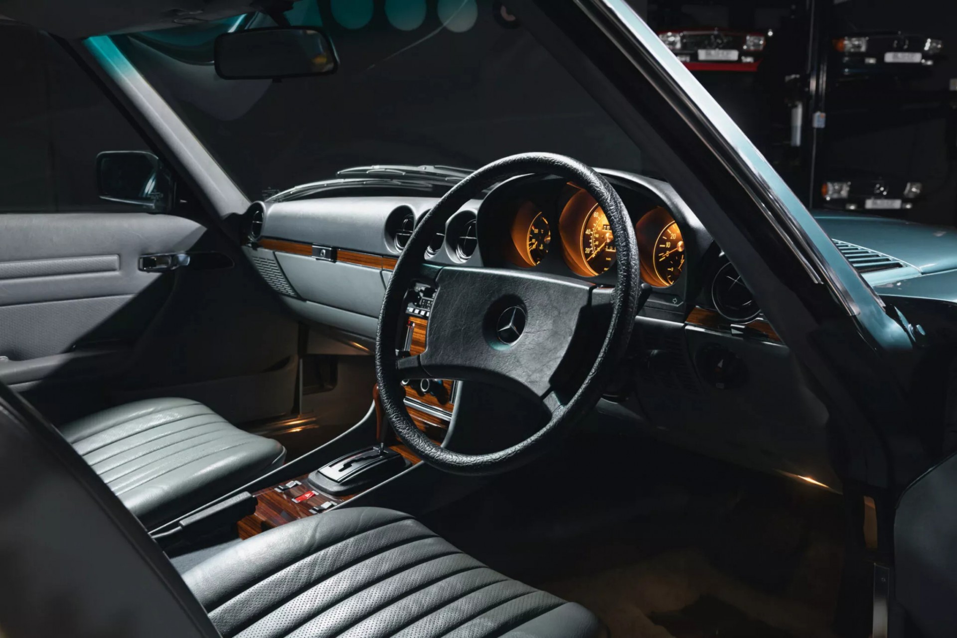 Phát hiện chiếc Mercedes-Benz 500 SL 1982 được bảo quản hoàn hảo, mới chỉ chạy 68 km sau 43 năm Khoang nội thất của chiếc Mercedes-Benz 500 SL 1982