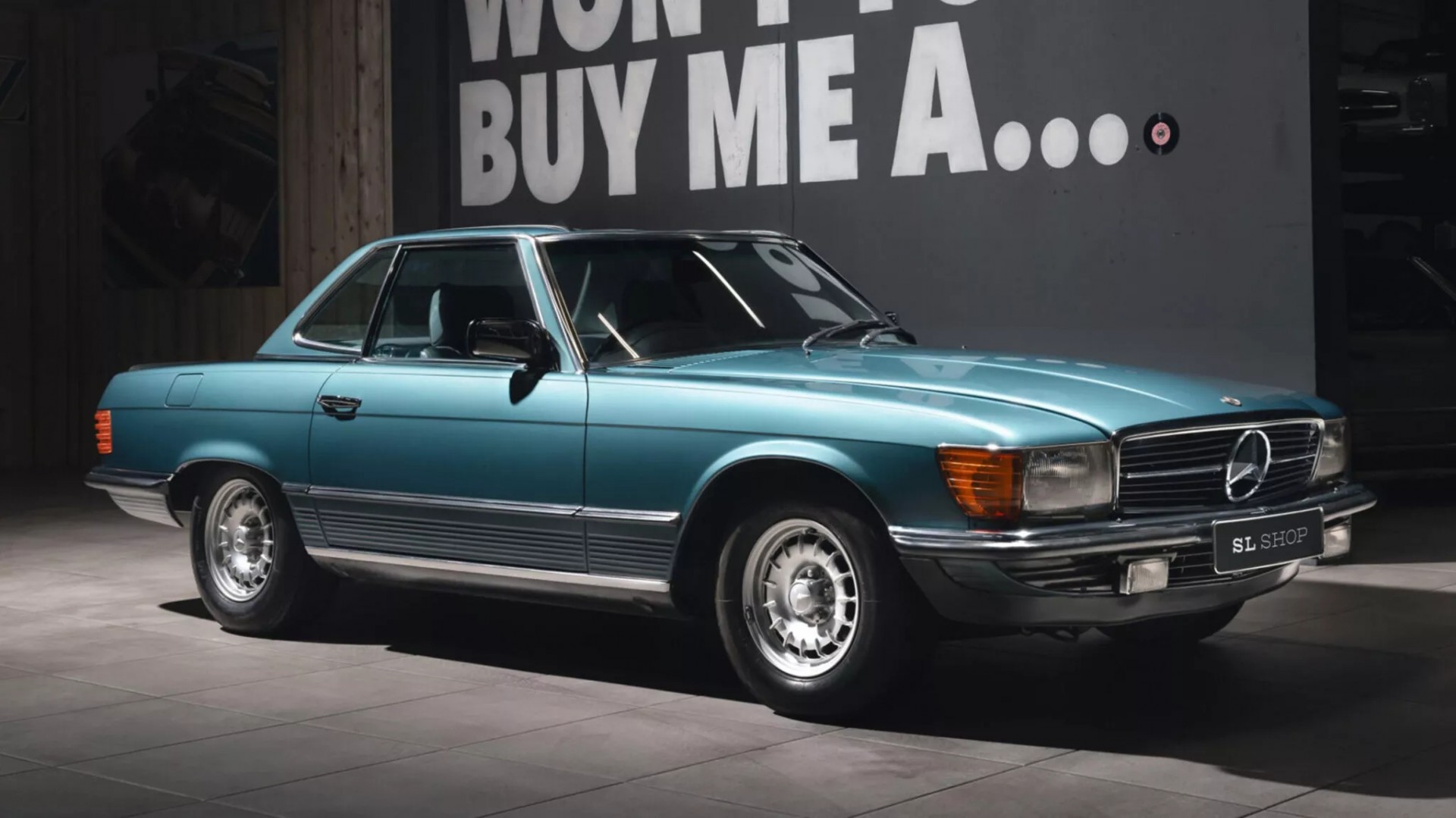 Phát hiện chiếc Mercedes-Benz 500 SL 1982 được bảo quản hoàn hảo, mới chỉ chạy 68 km sau 43 năm